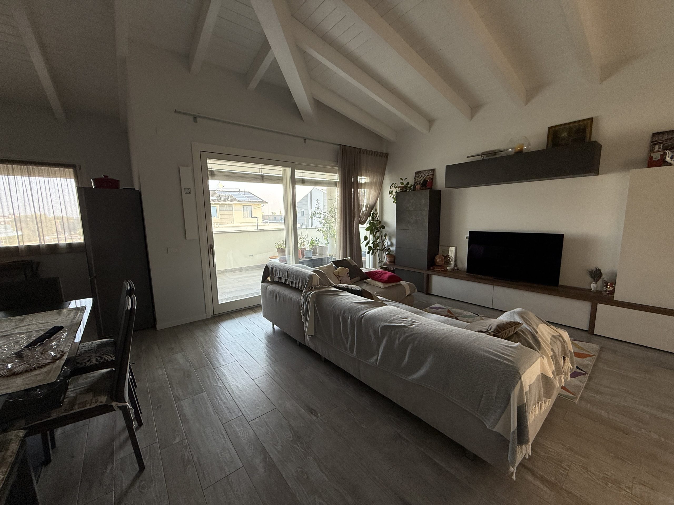 Appartamento al piano secondo con terrazzo