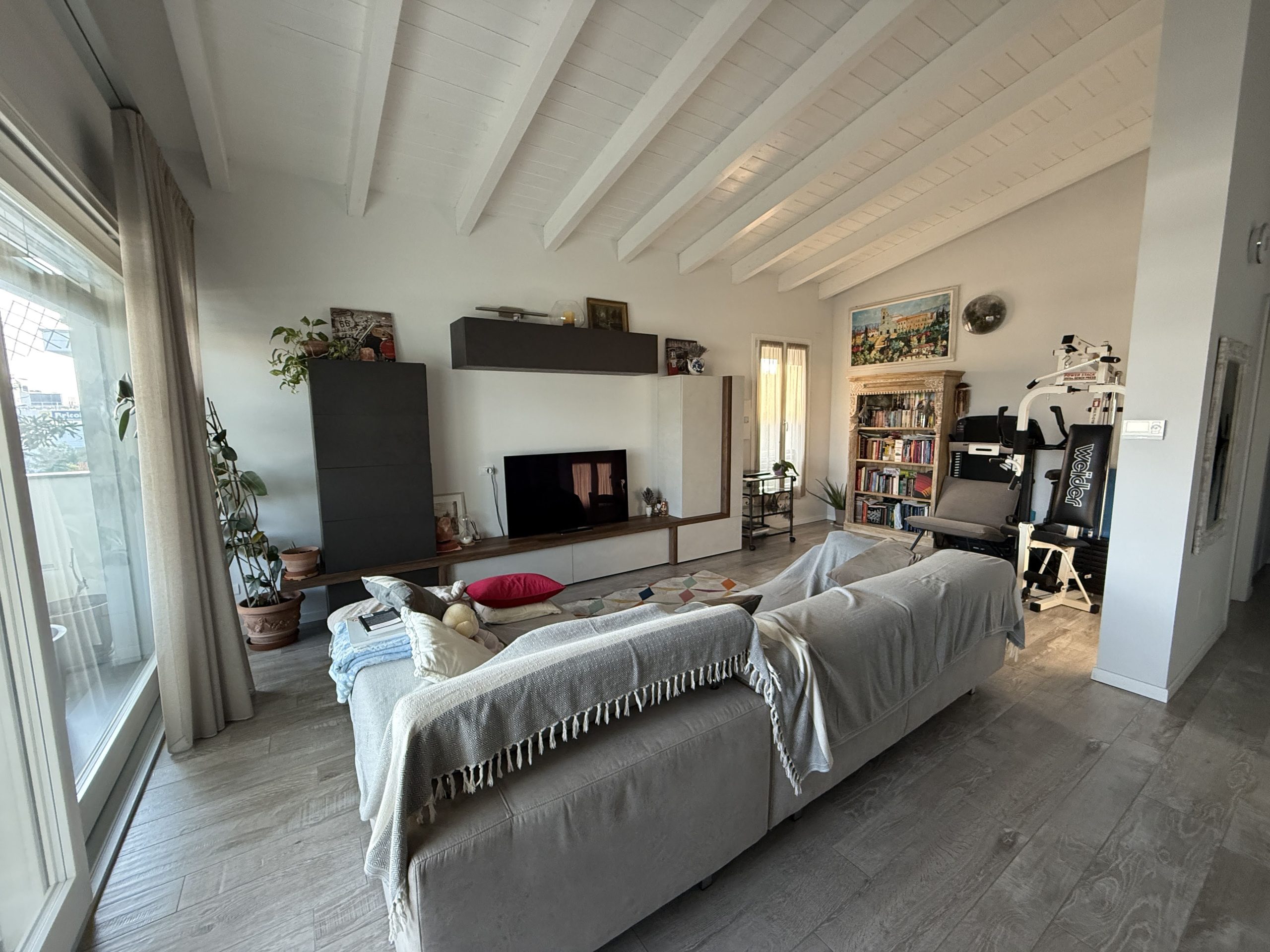 Appartamento al piano secondo con terrazzo