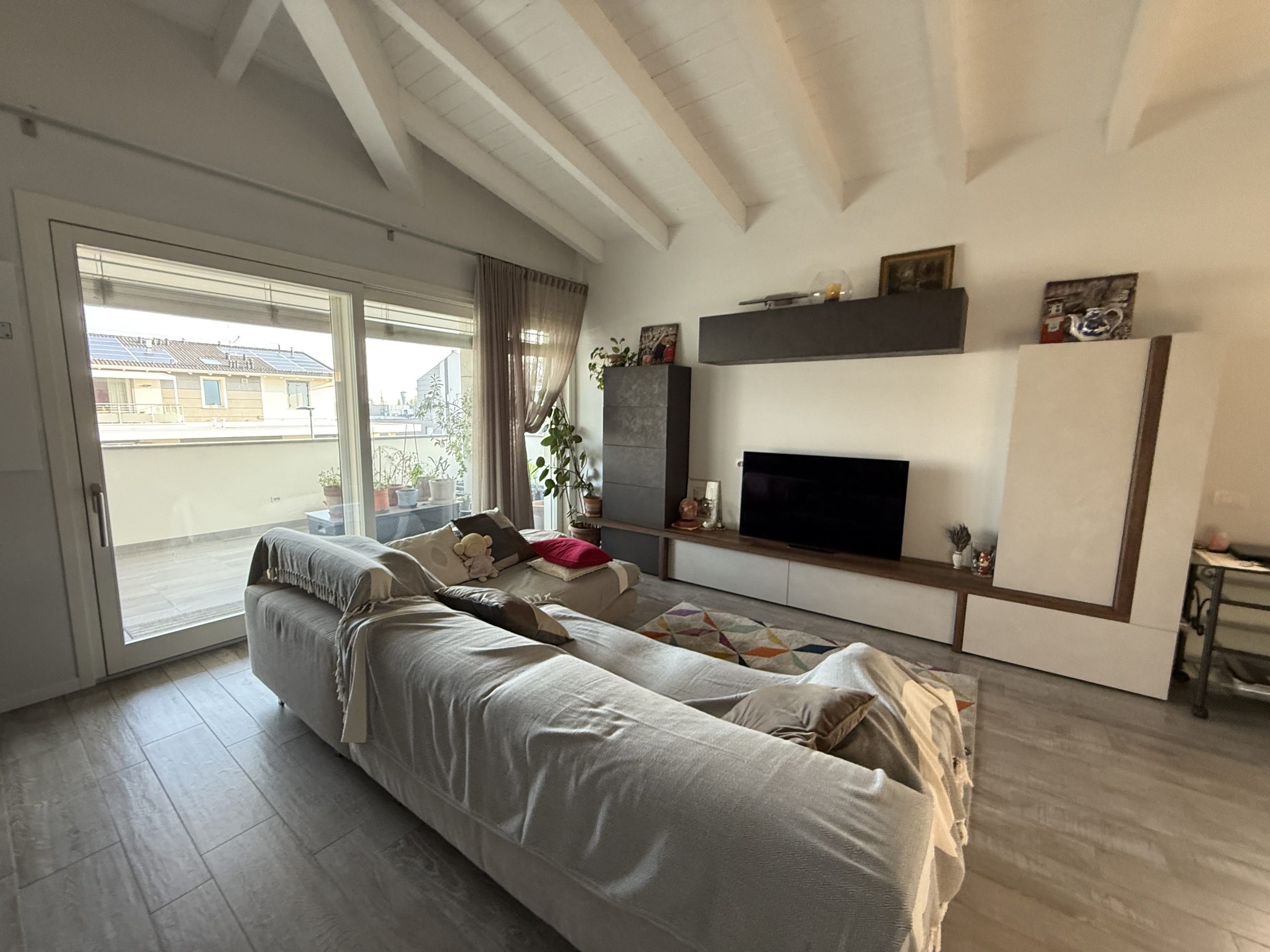 Appartamento al piano secondo con terrazzo