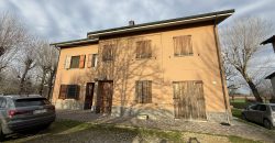 Casale con 10000 mq di terreno