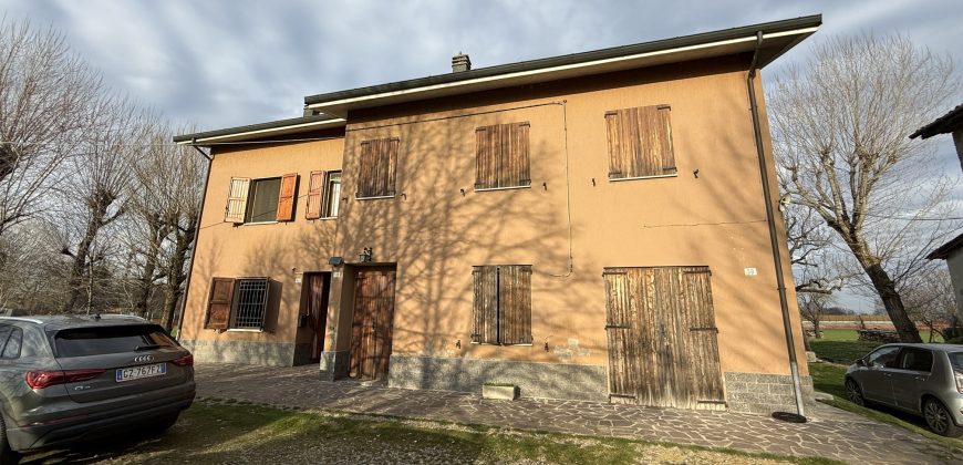 Casale con 10000 mq di terreno