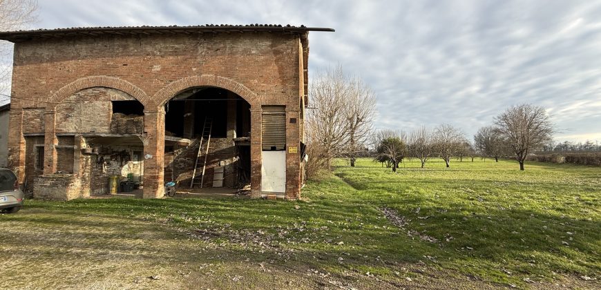 Casale con 10000 mq di terreno