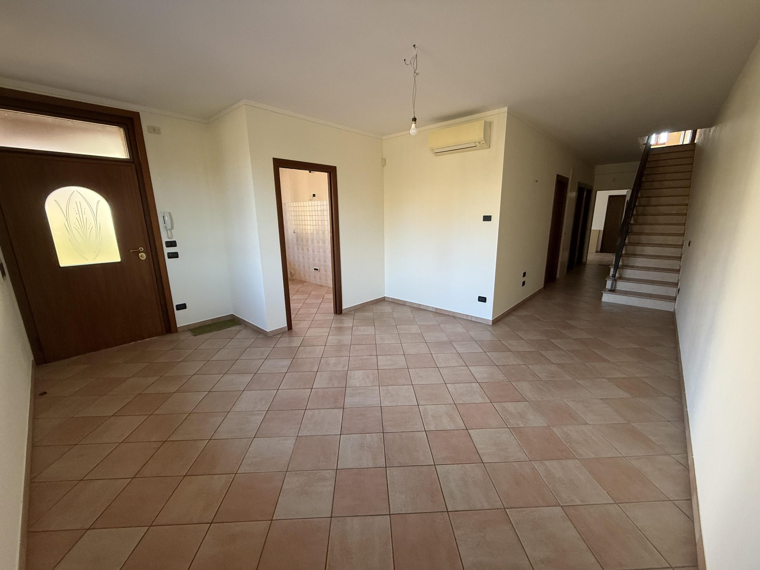 Metà casa bifamiliare di ampie metrature