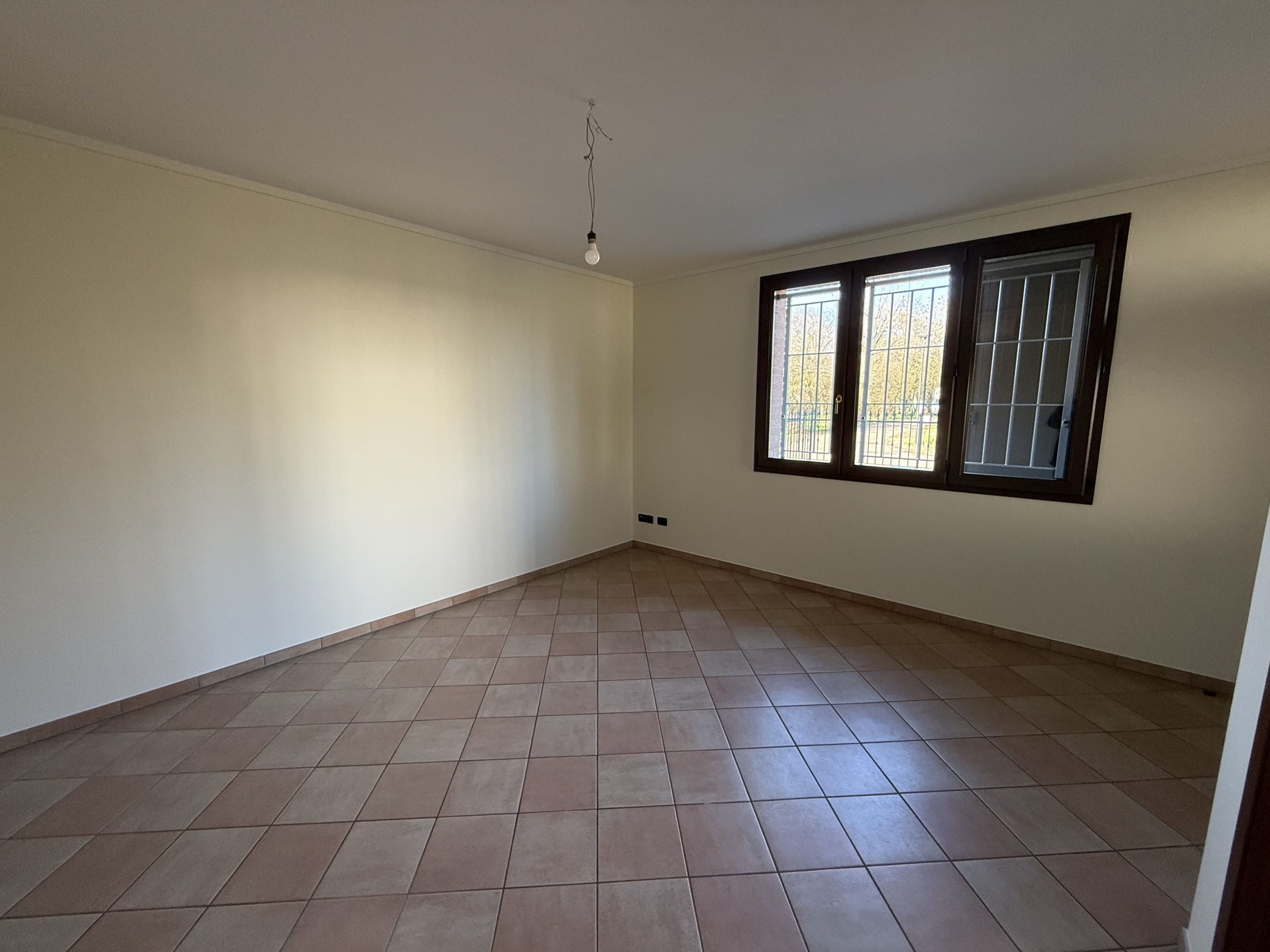 Metà casa bifamiliare di ampie metrature