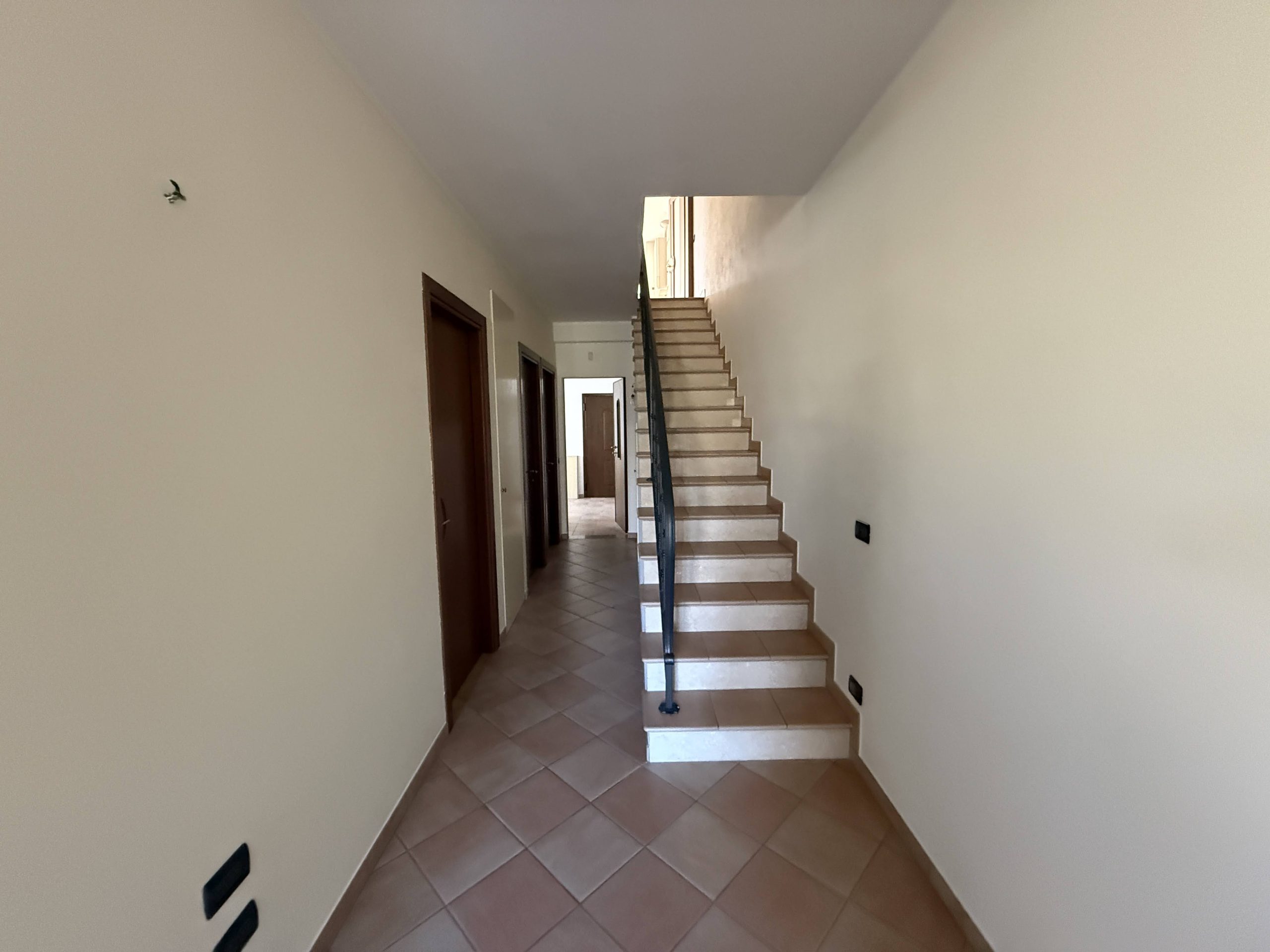 Metà casa bifamiliare di ampie metrature