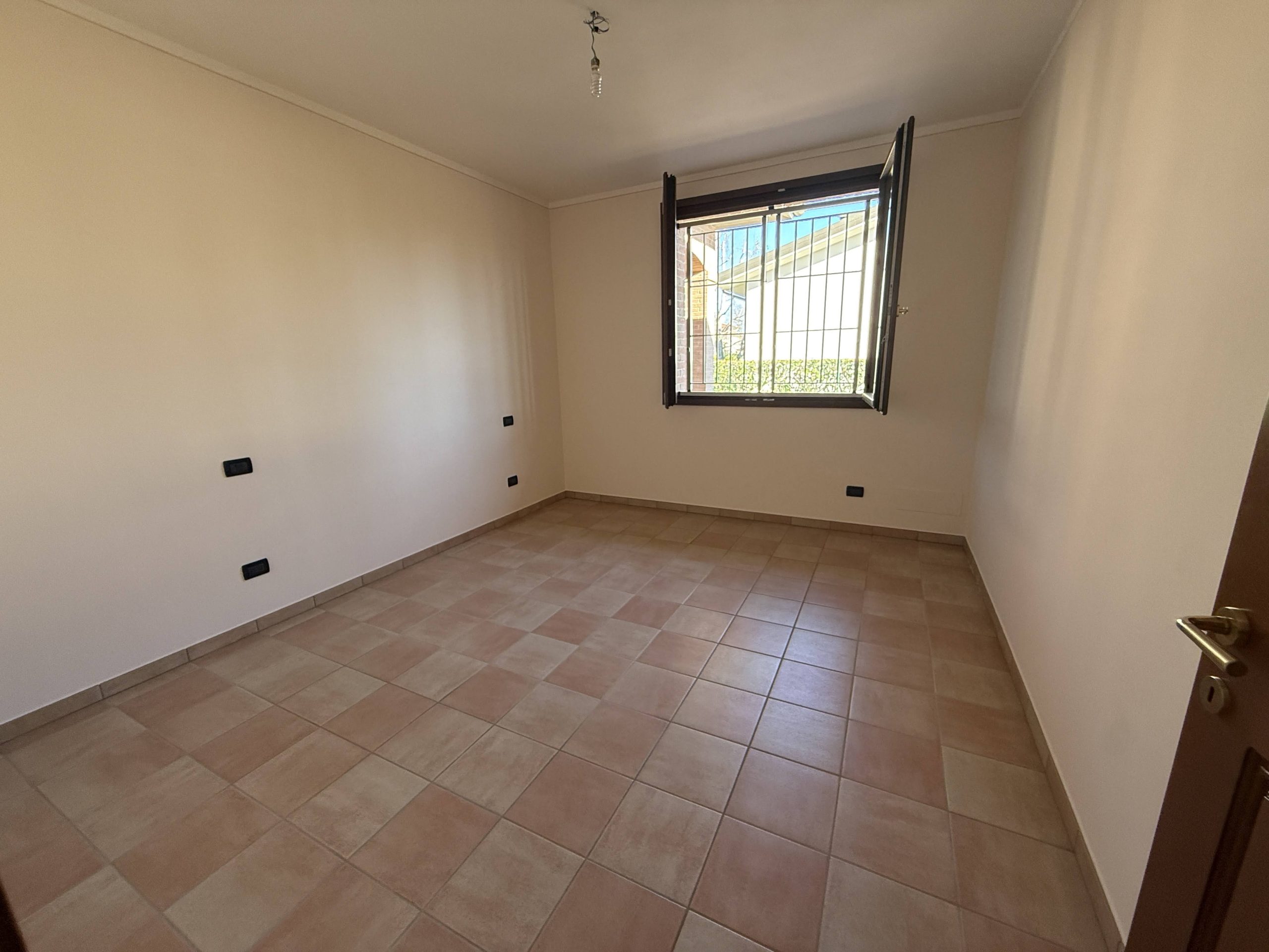 Metà casa bifamiliare di ampie metrature