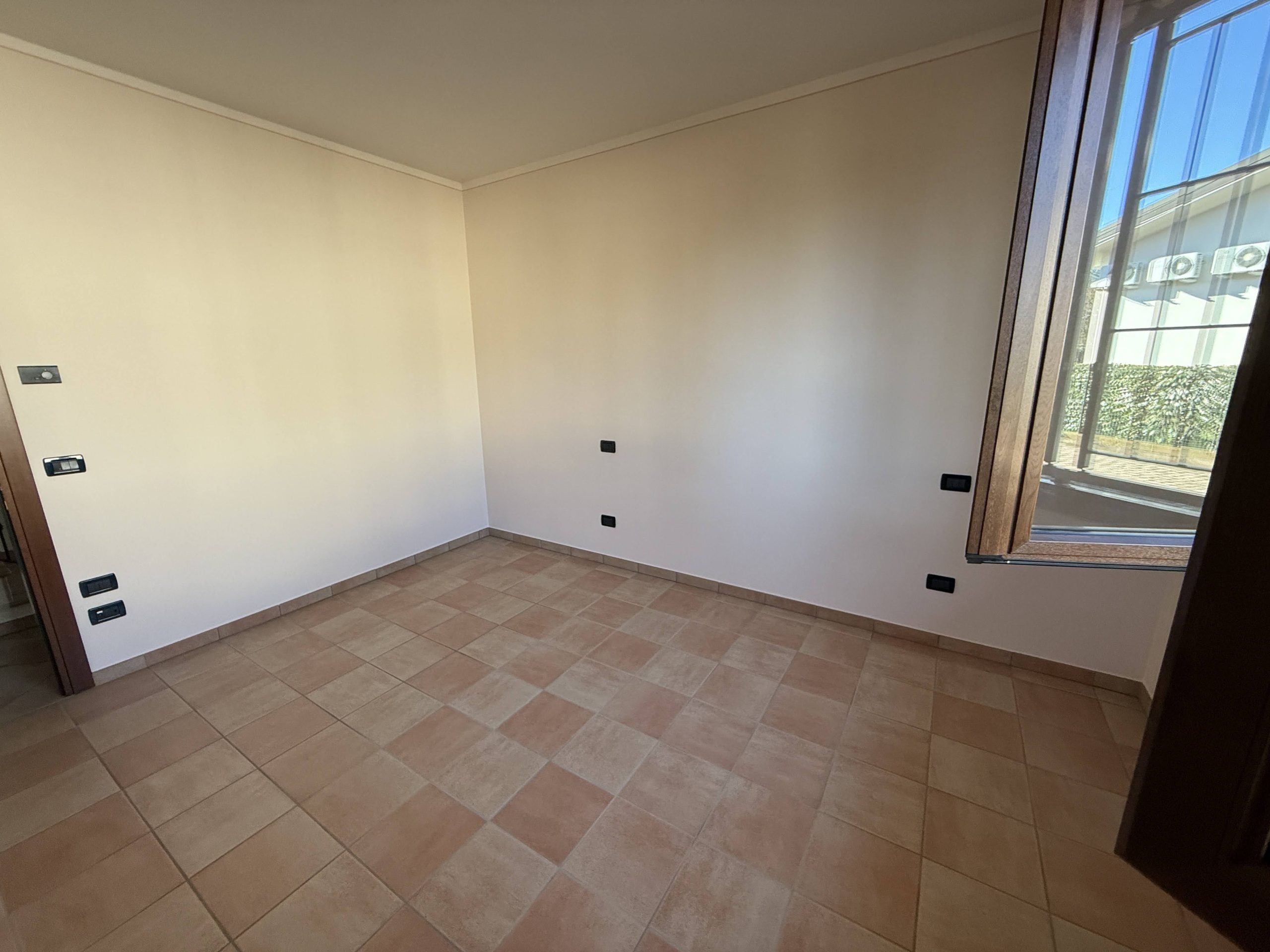 Metà casa bifamiliare di ampie metrature