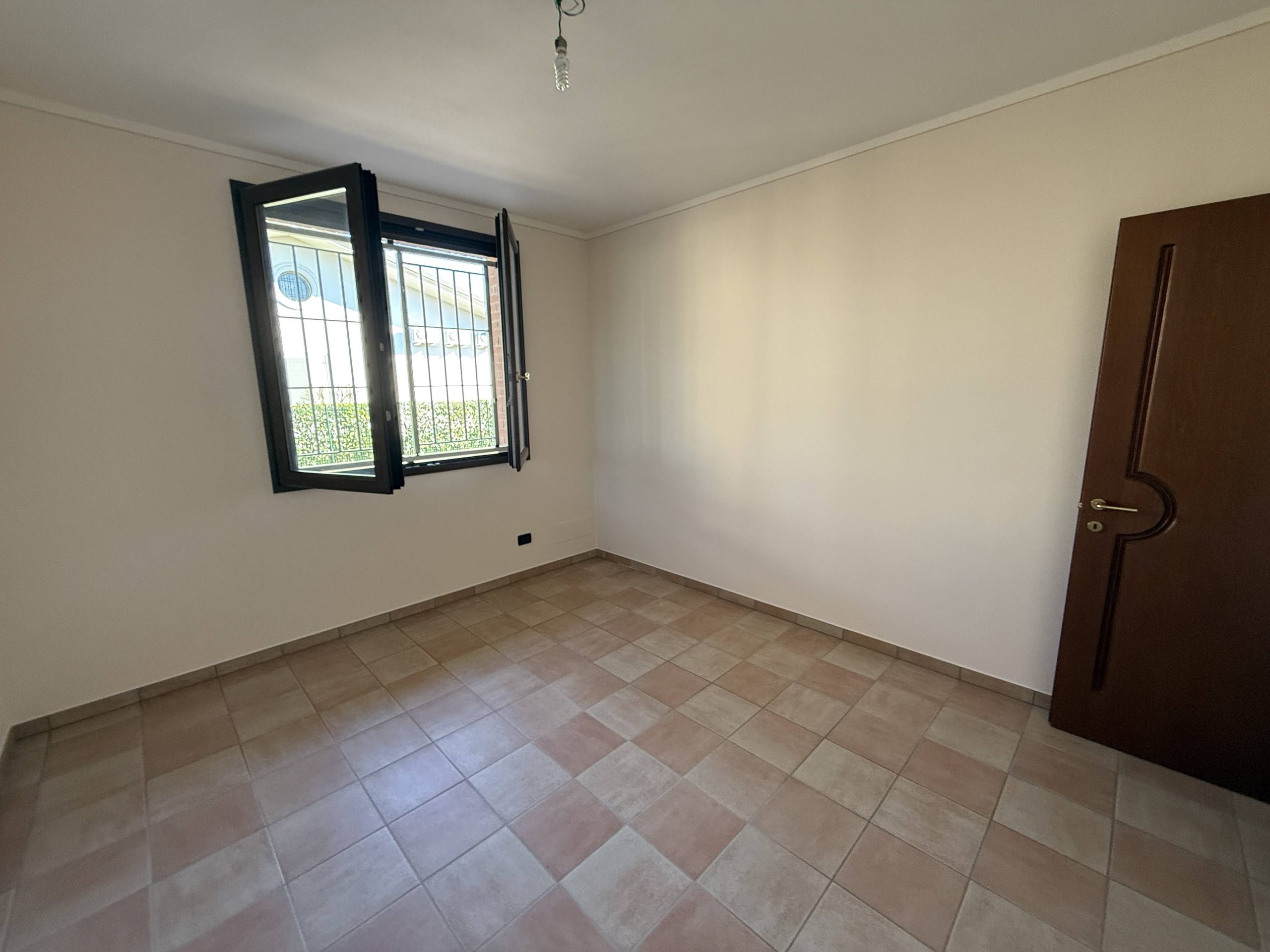 Metà casa bifamiliare di ampie metrature