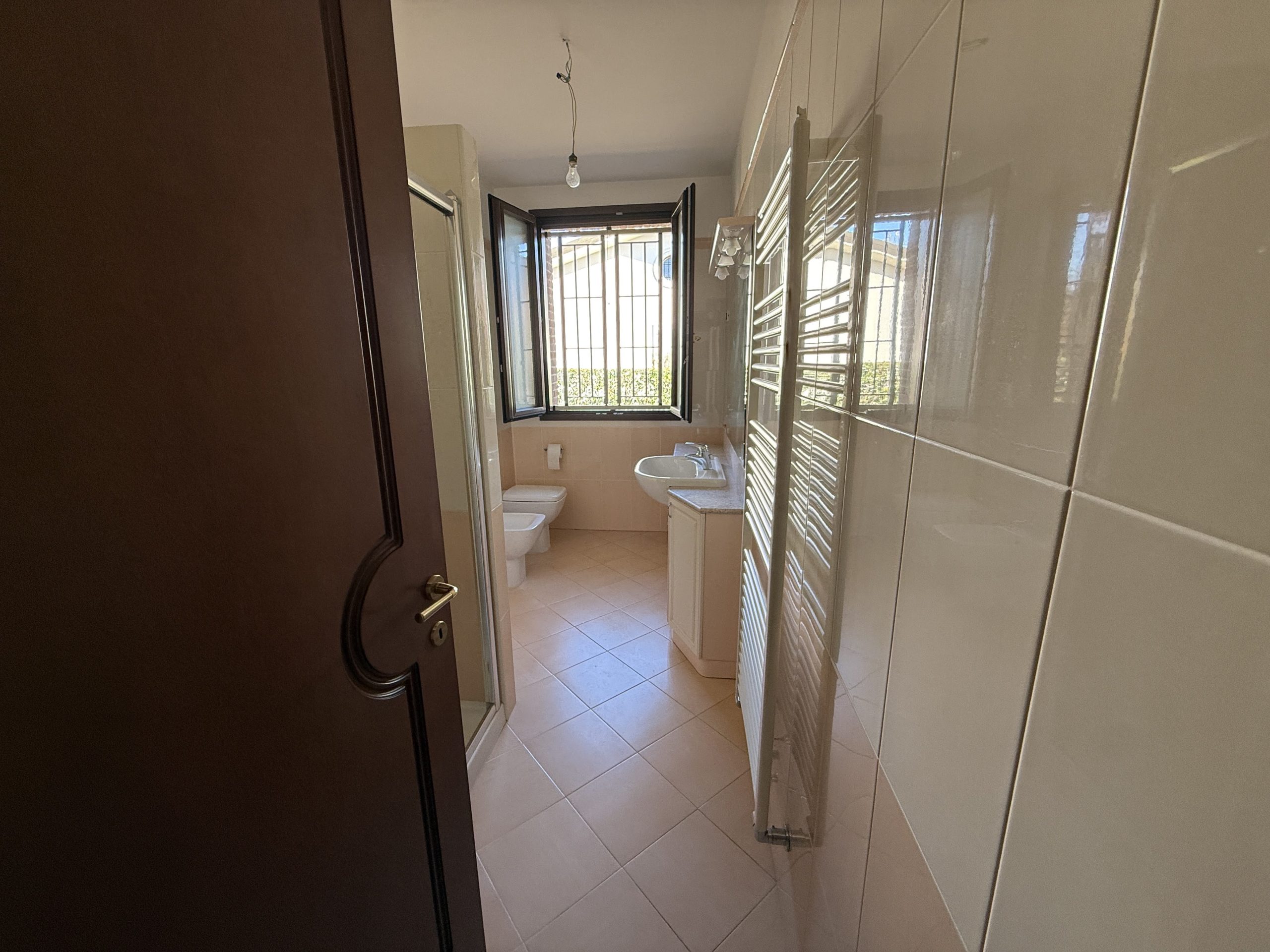 Metà casa bifamiliare di ampie metrature