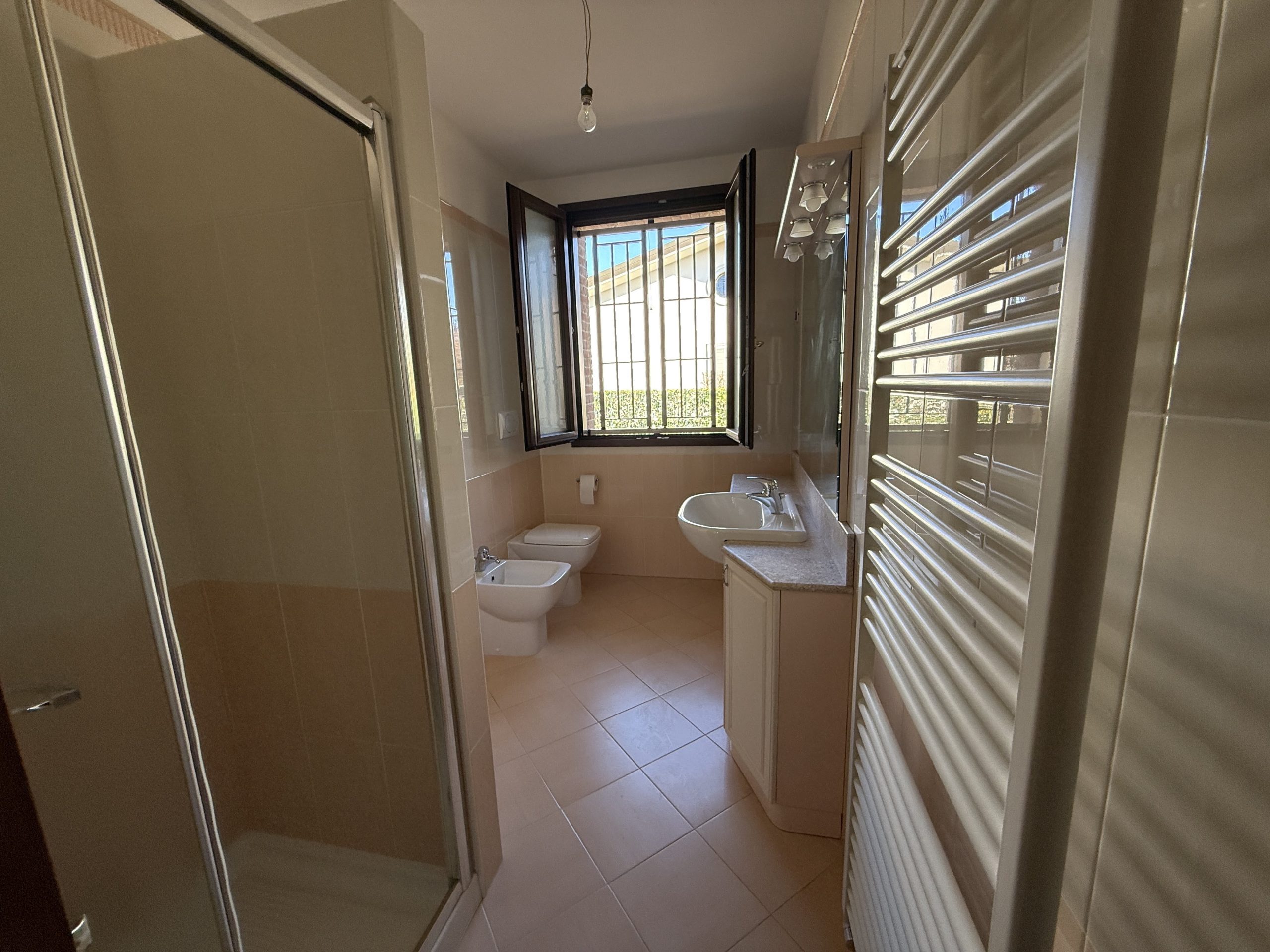 Metà casa bifamiliare di ampie metrature