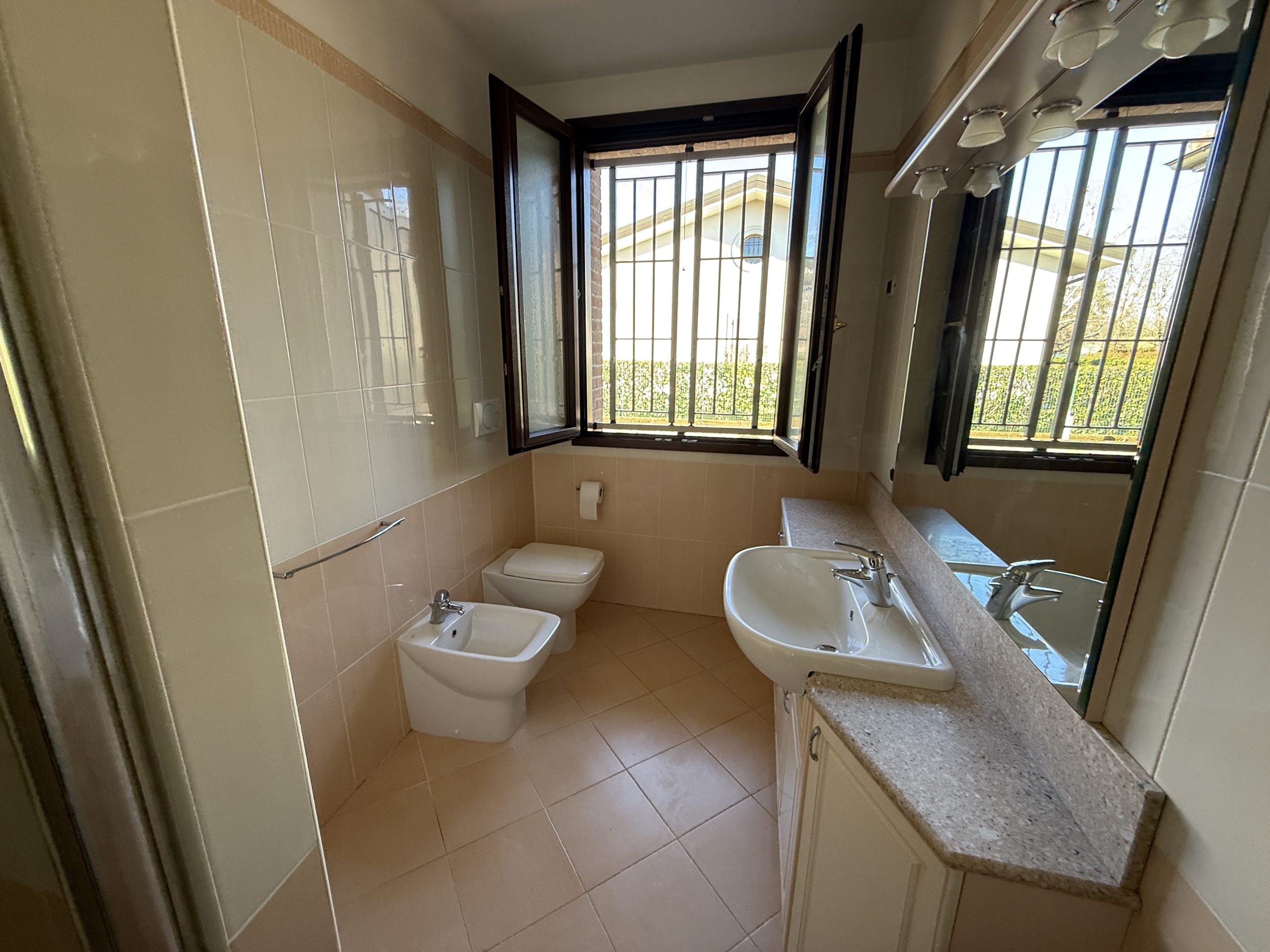 Metà casa bifamiliare di ampie metrature