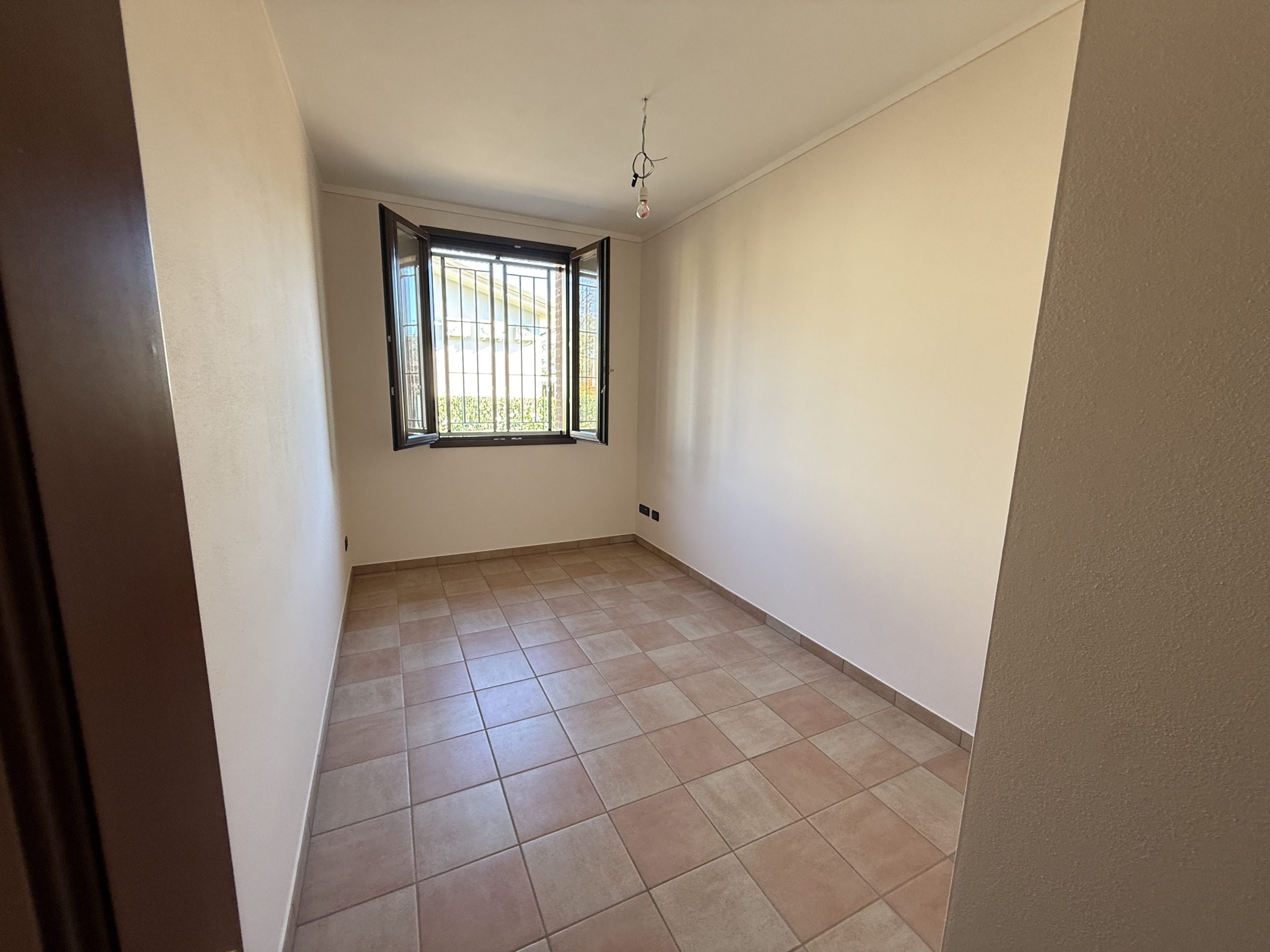 Metà casa bifamiliare di ampie metrature