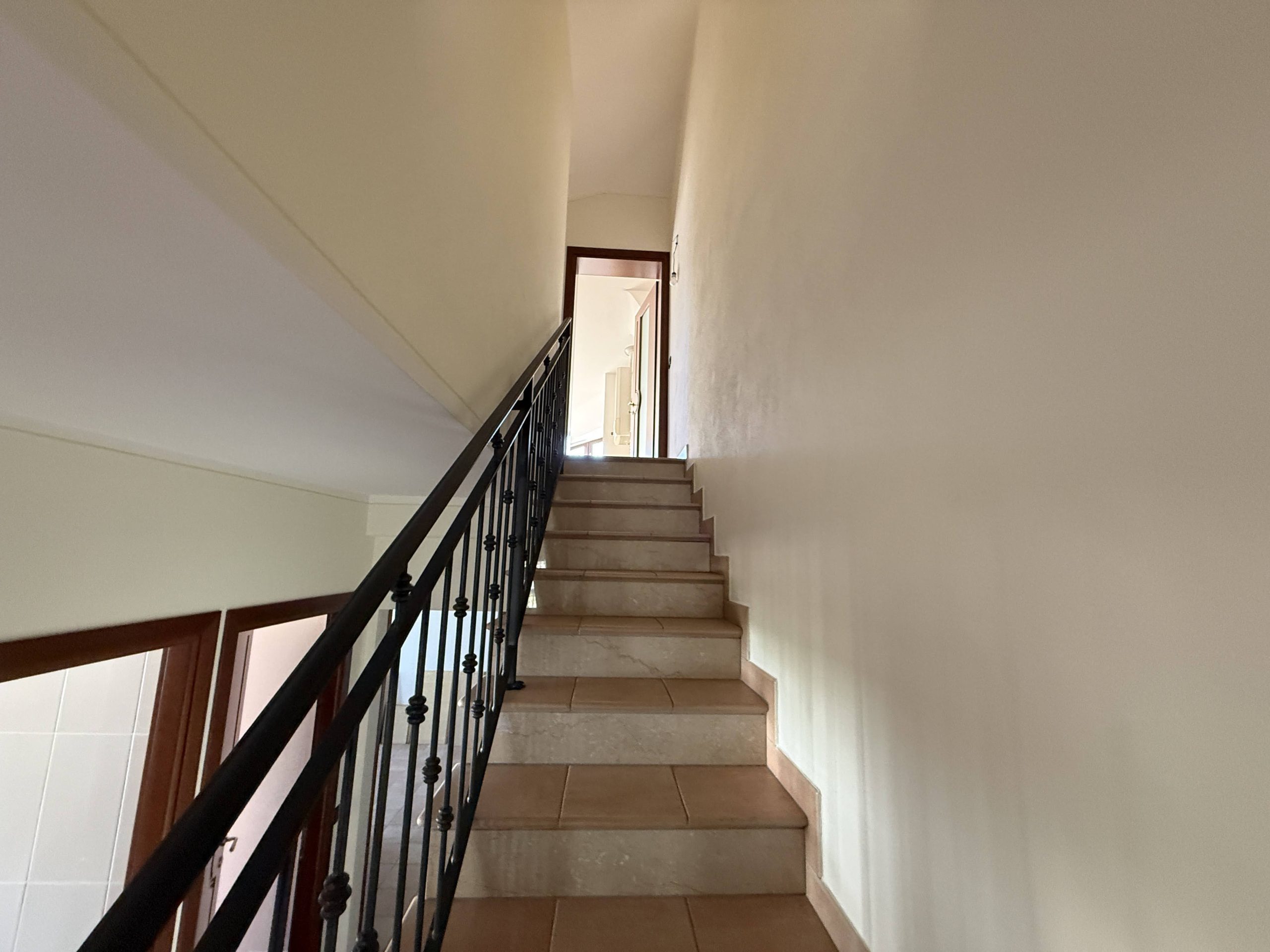 Metà casa bifamiliare di ampie metrature