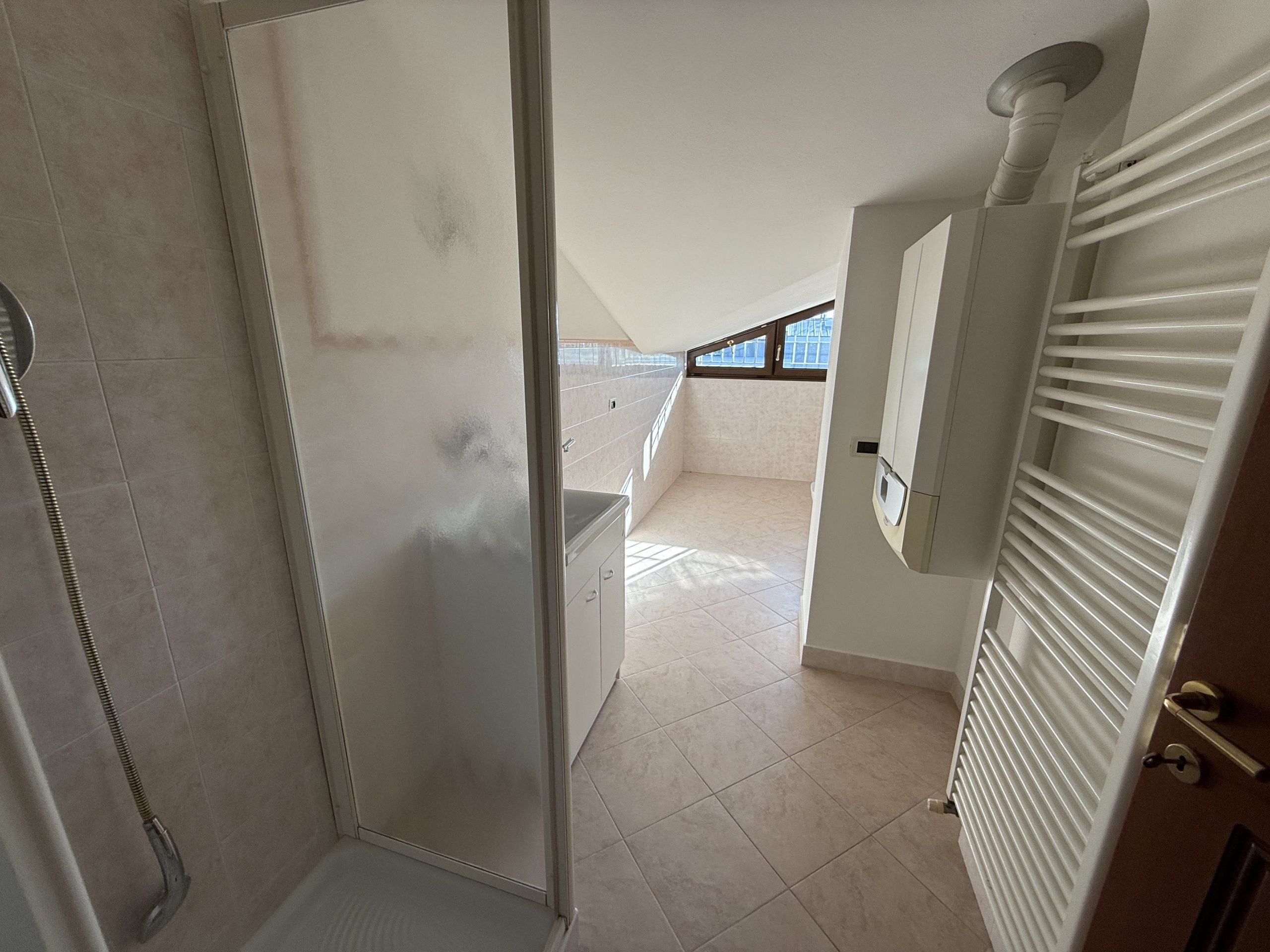 Metà casa bifamiliare di ampie metrature