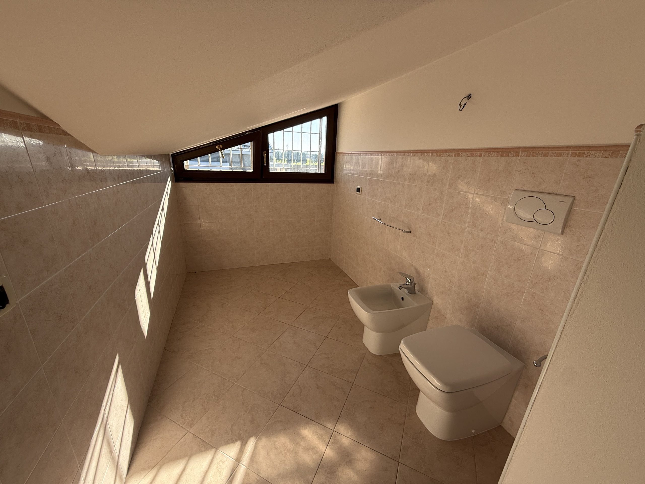 Metà casa bifamiliare di ampie metrature