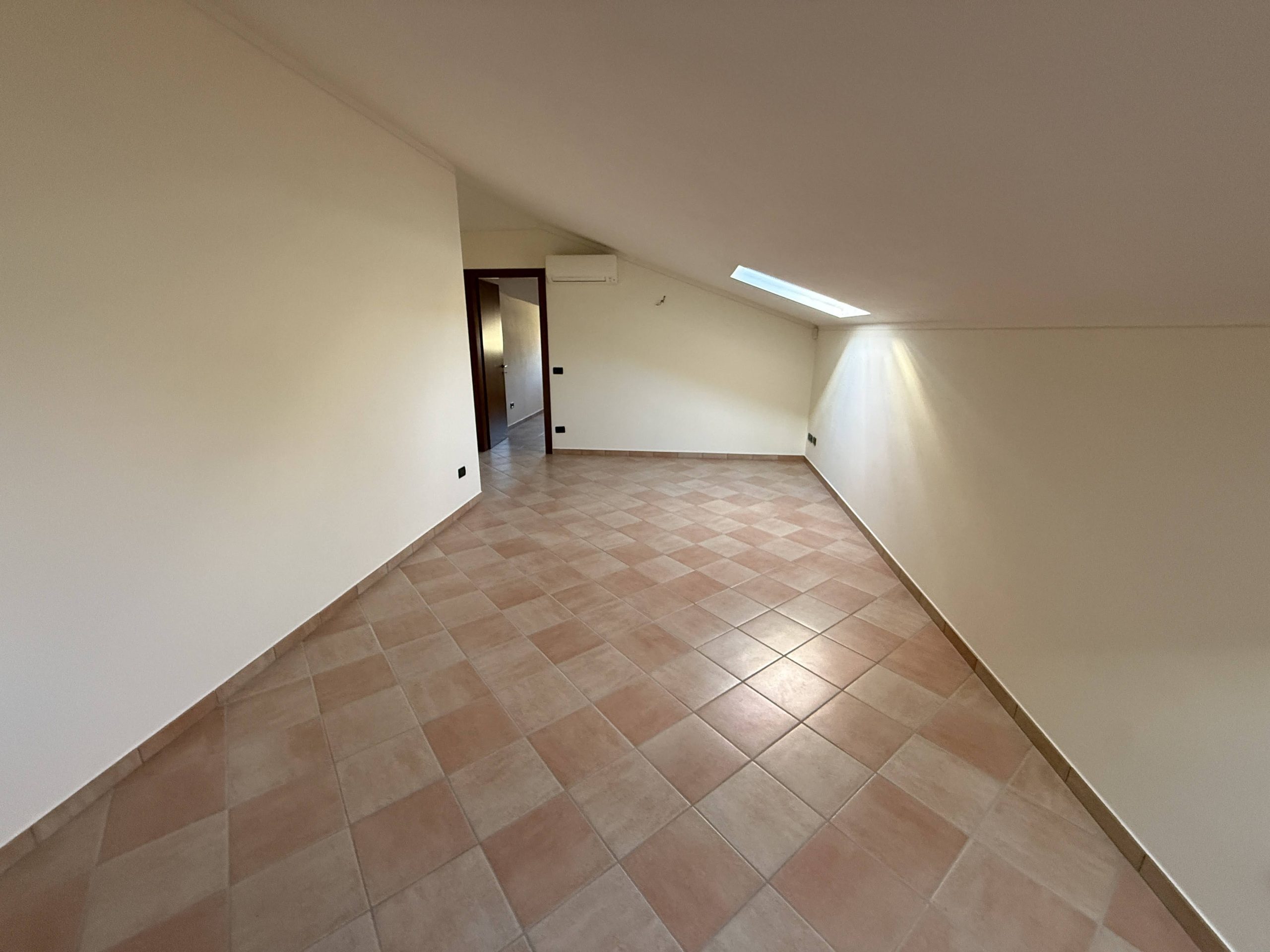 Metà casa bifamiliare di ampie metrature