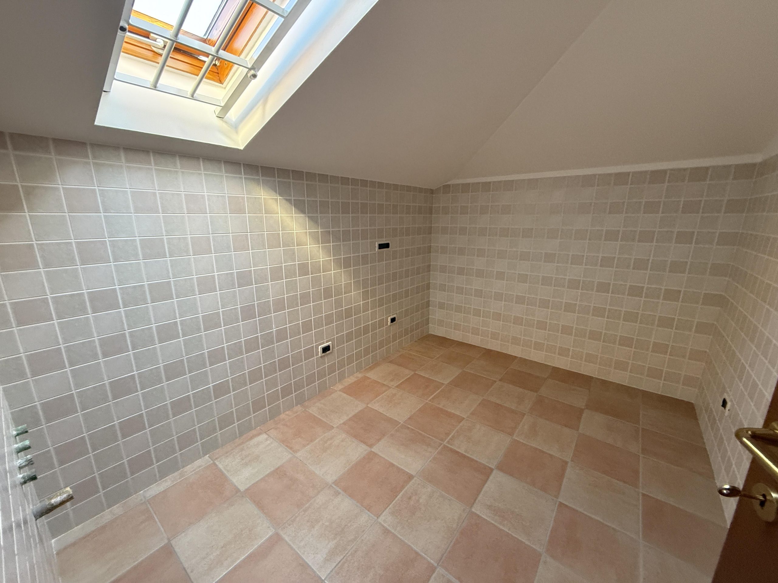 Metà casa bifamiliare di ampie metrature