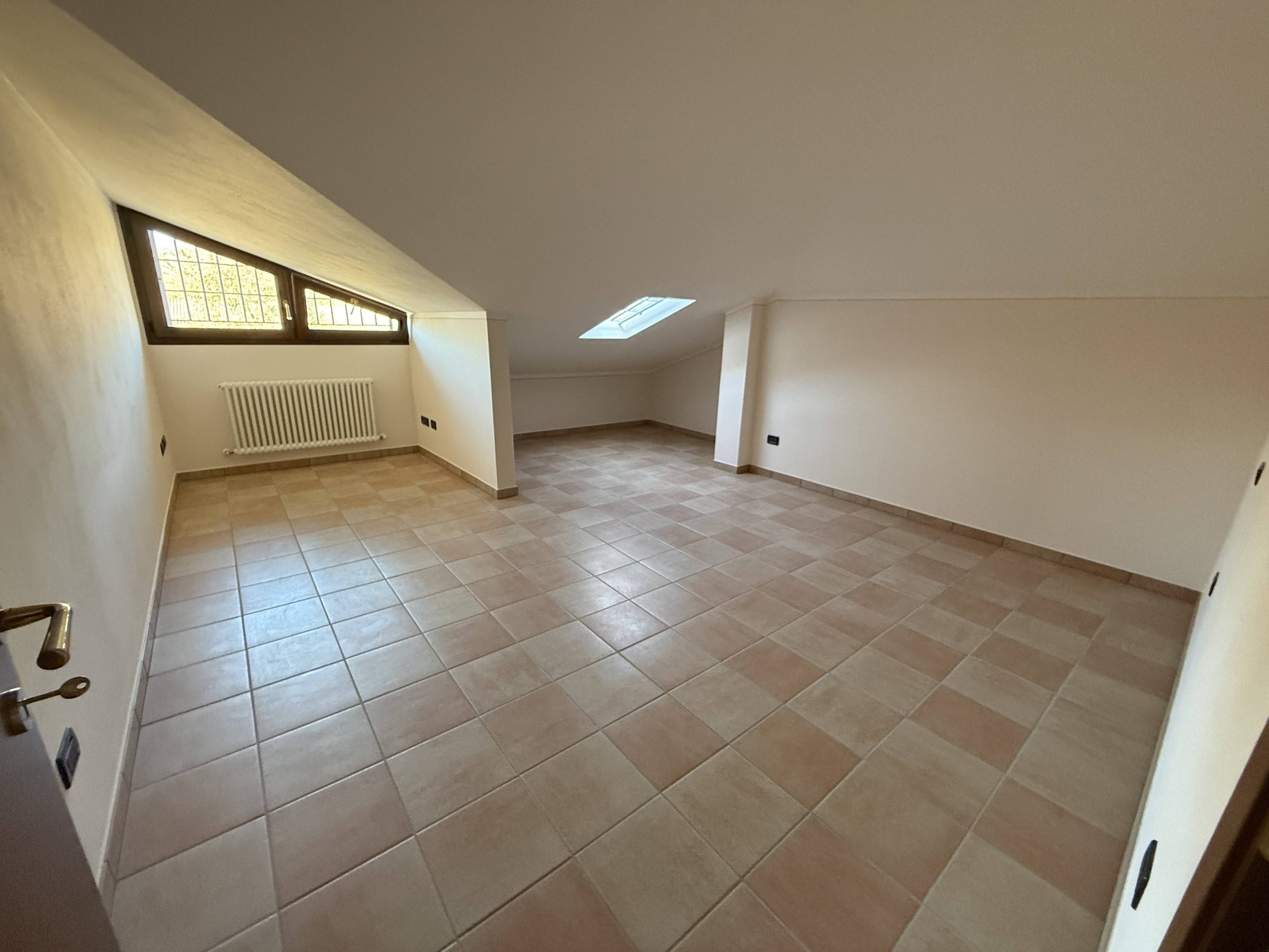 Metà casa bifamiliare di ampie metrature