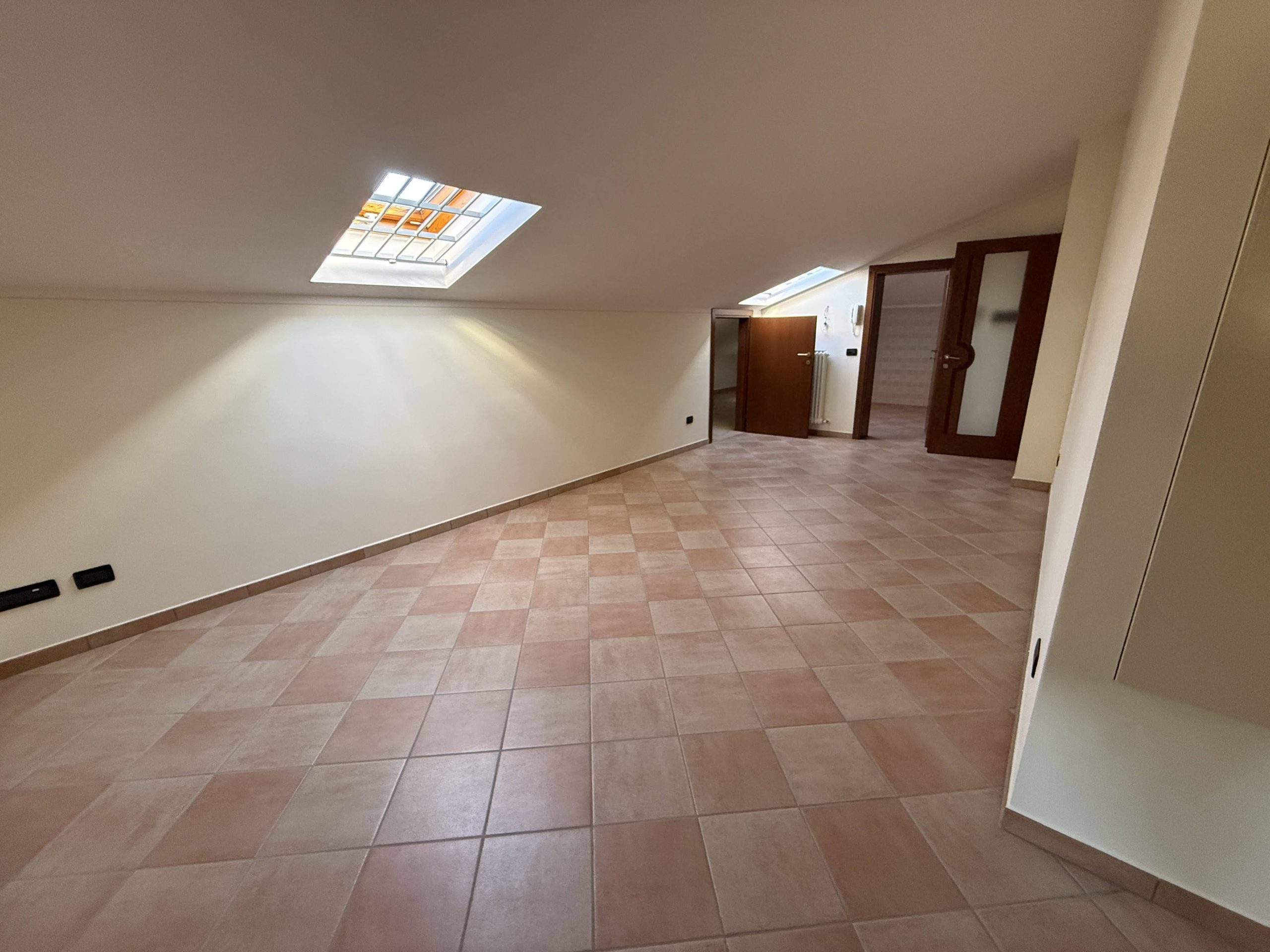 Metà casa bifamiliare di ampie metrature