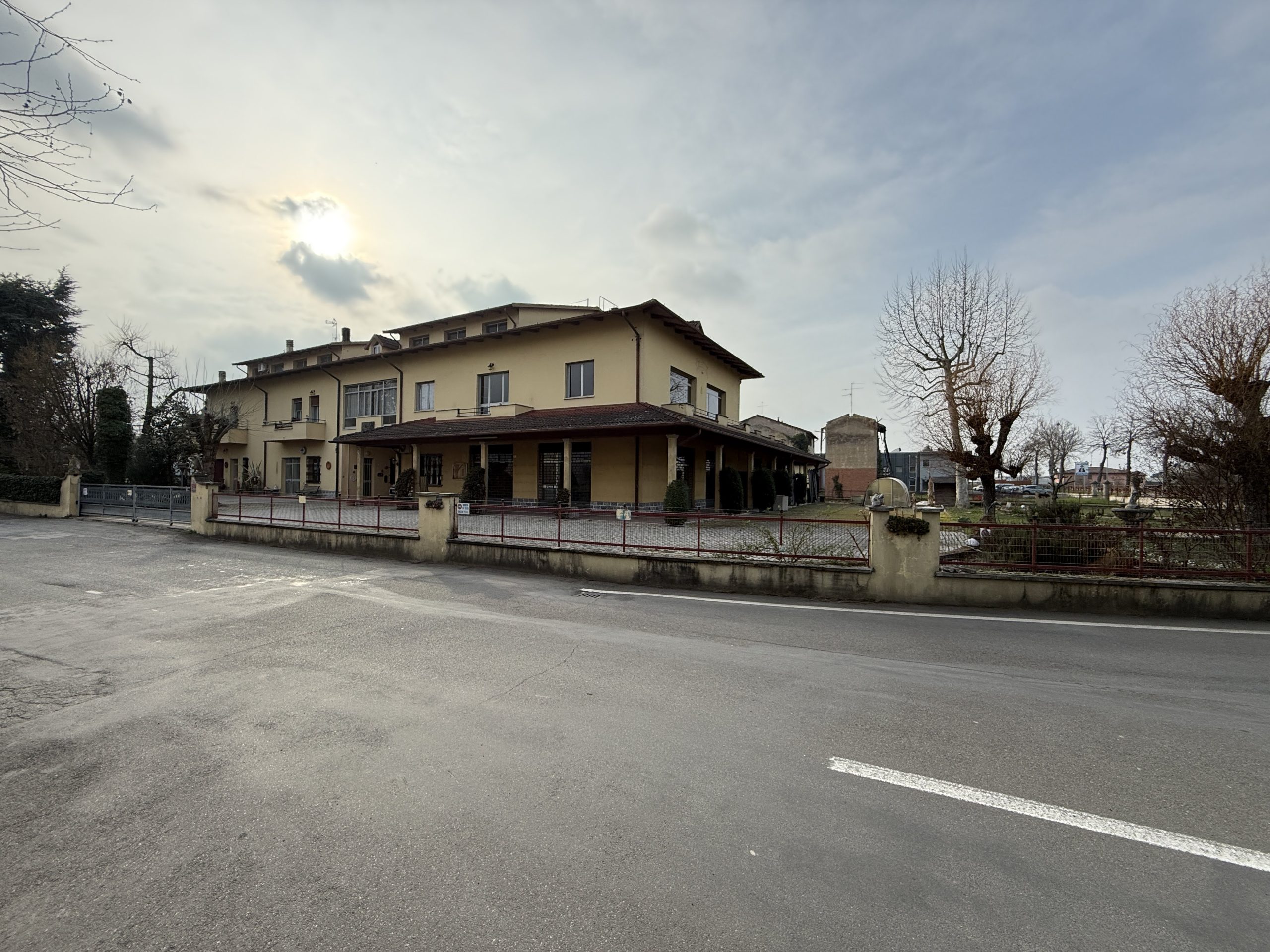 Negozio con magazzino su strada