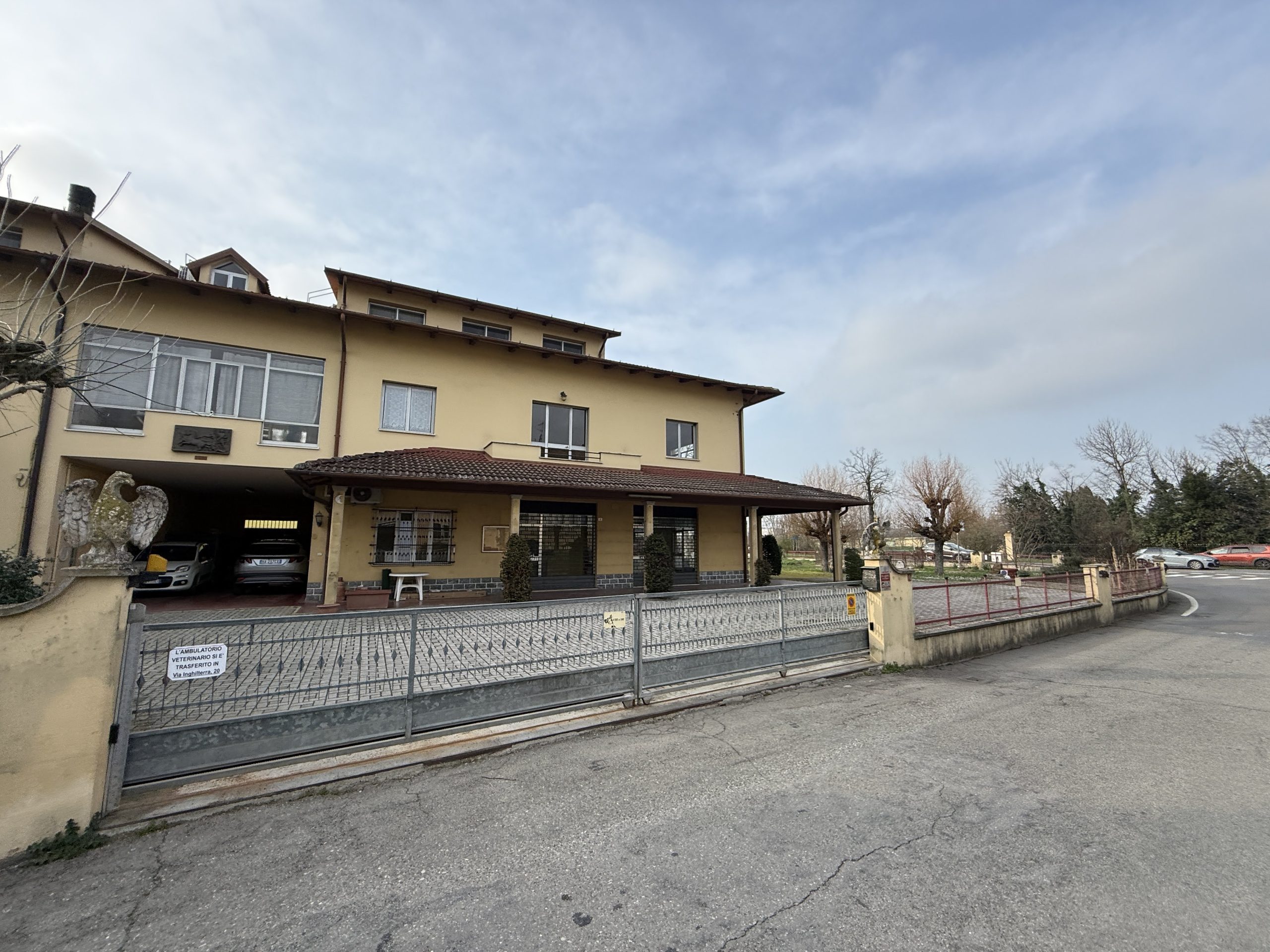 Negozio con magazzino su strada