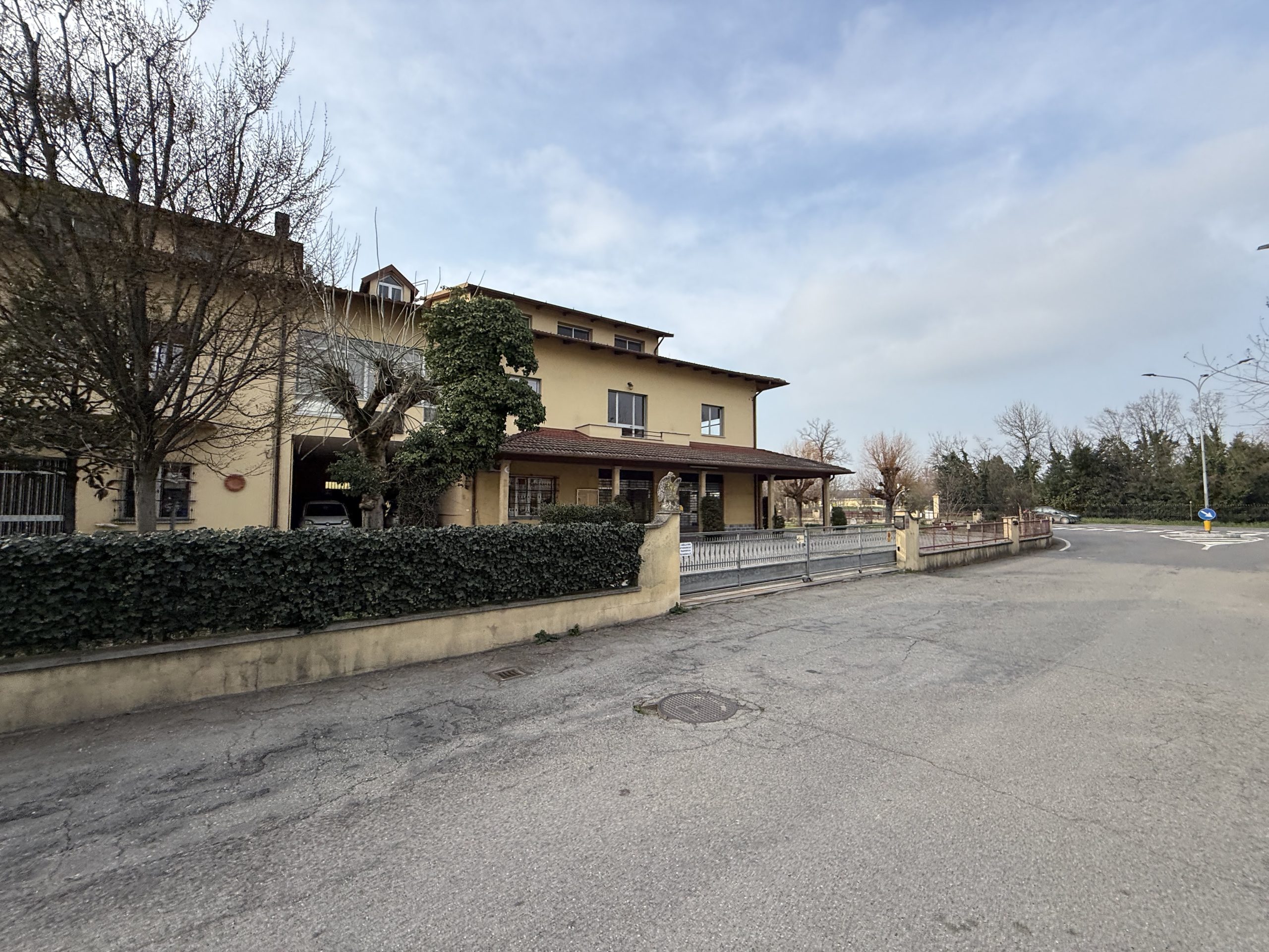 Negozio con magazzino su strada