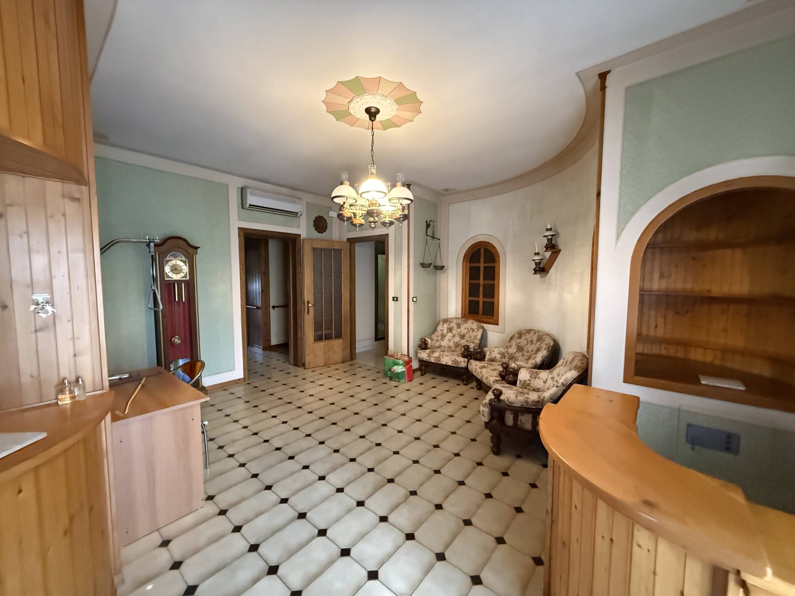 Casa indipendente con laboratorio