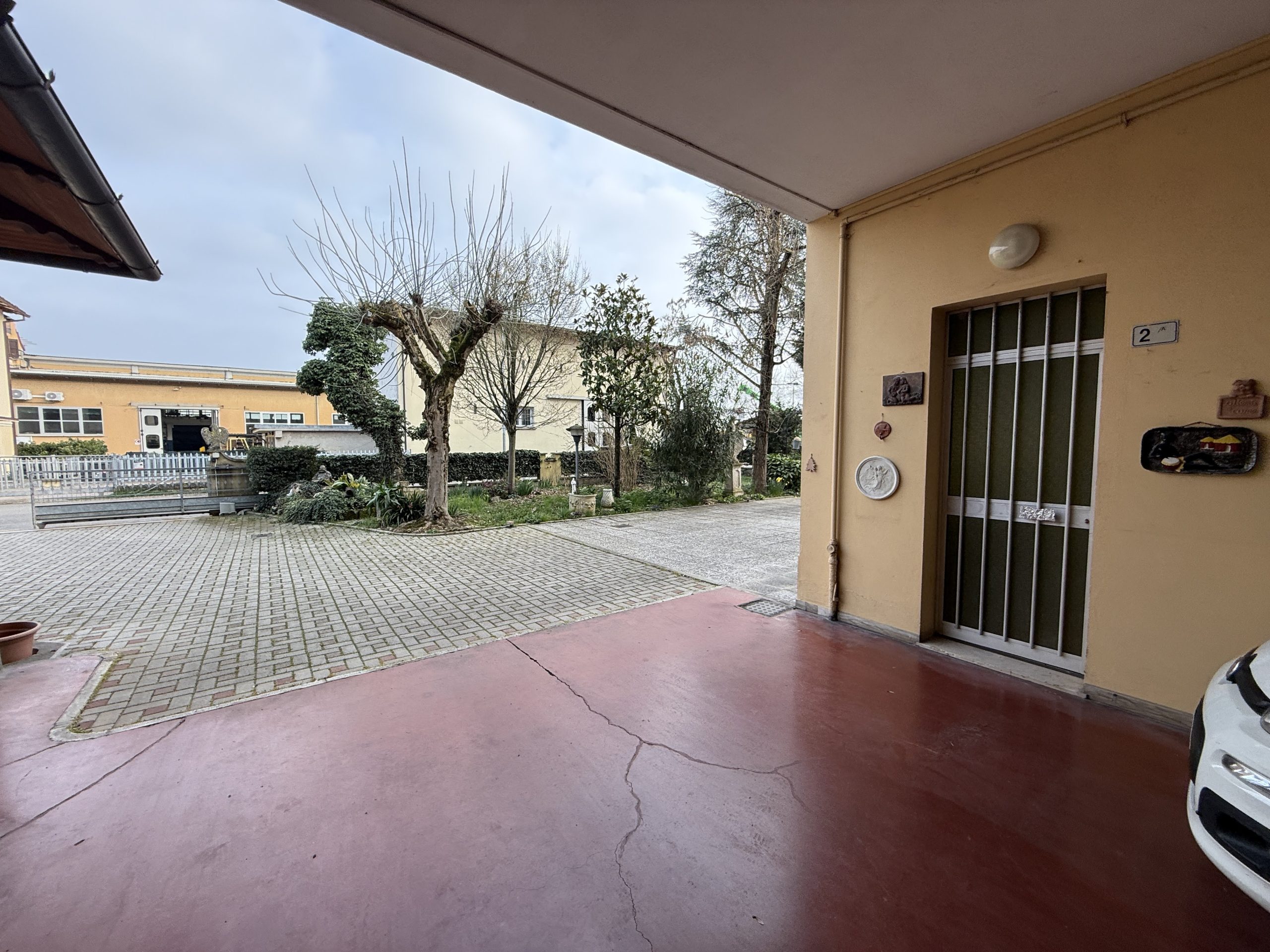 Casa indipendente con laboratorio