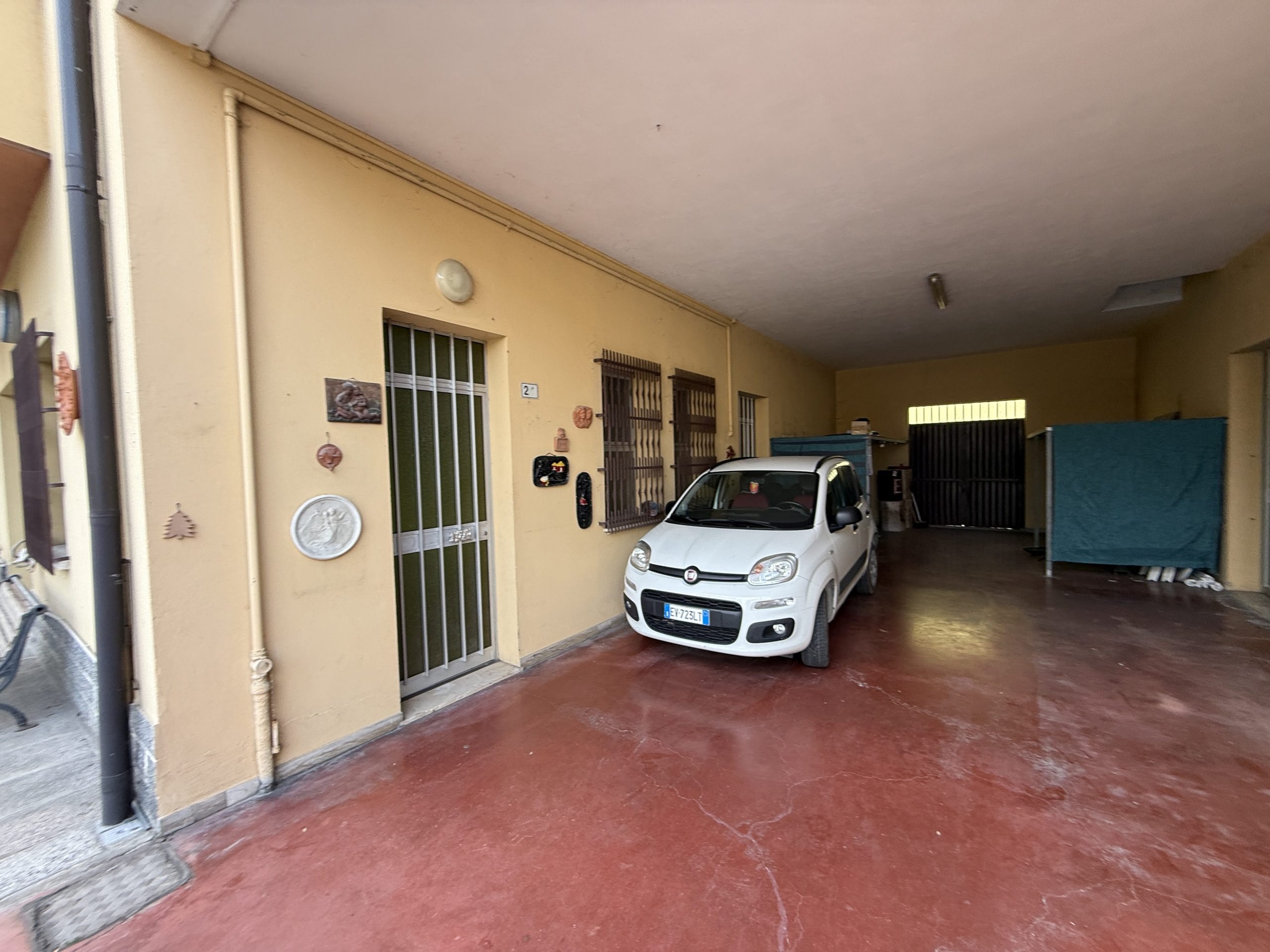 Casa indipendente con laboratorio