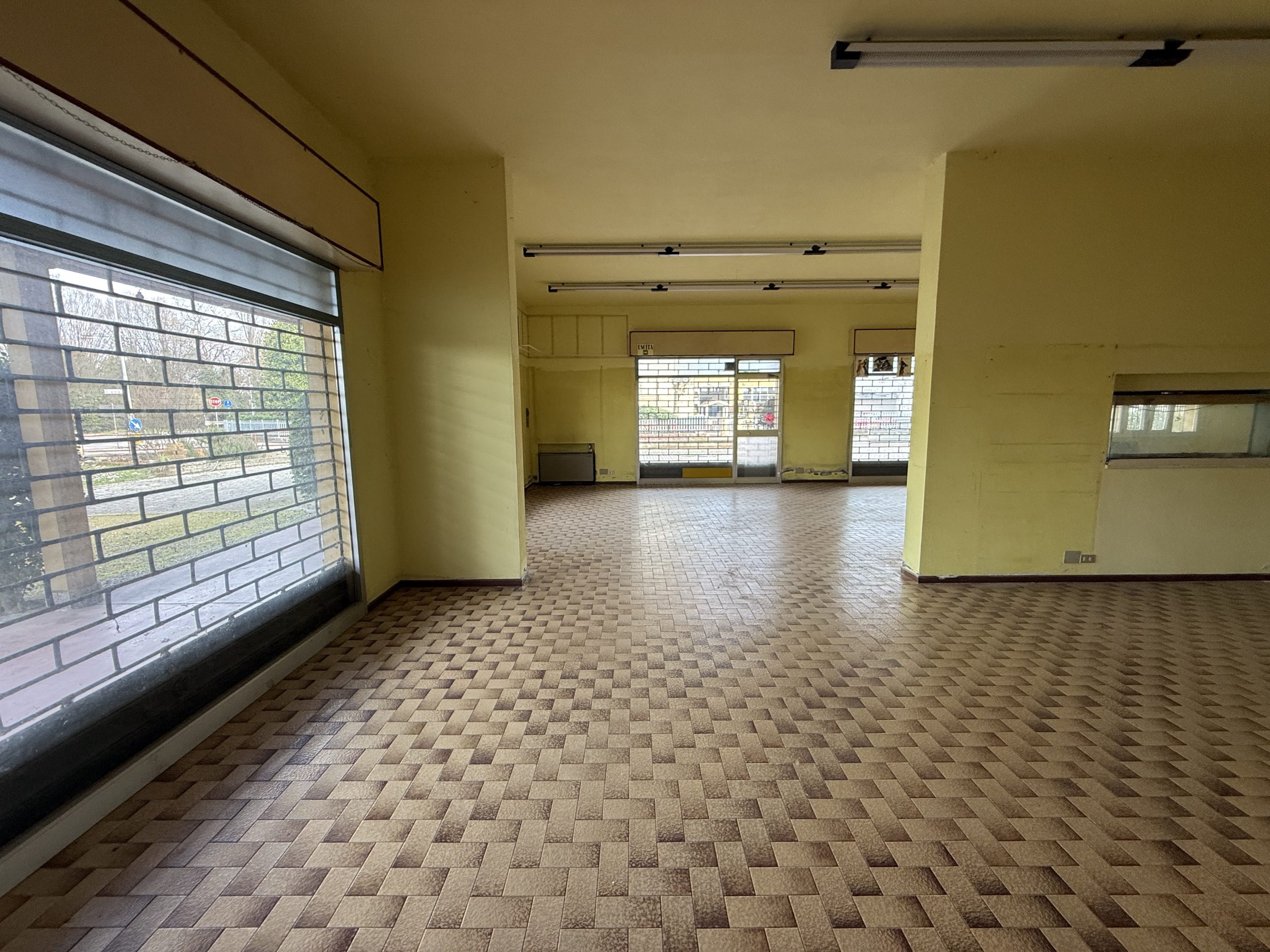 Negozio con magazzino su strada