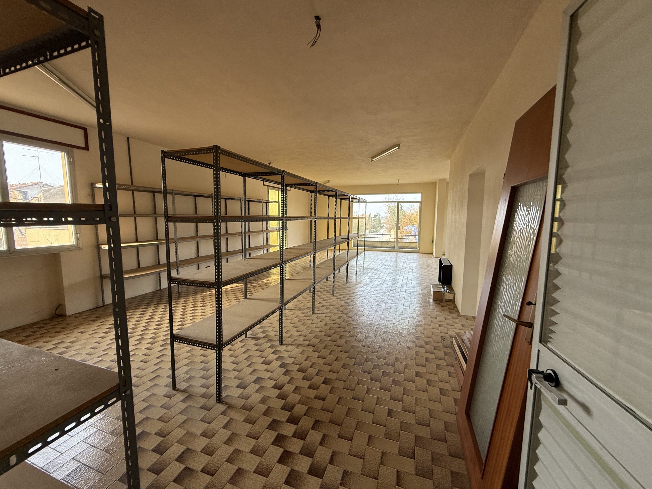 Negozio con magazzino su strada