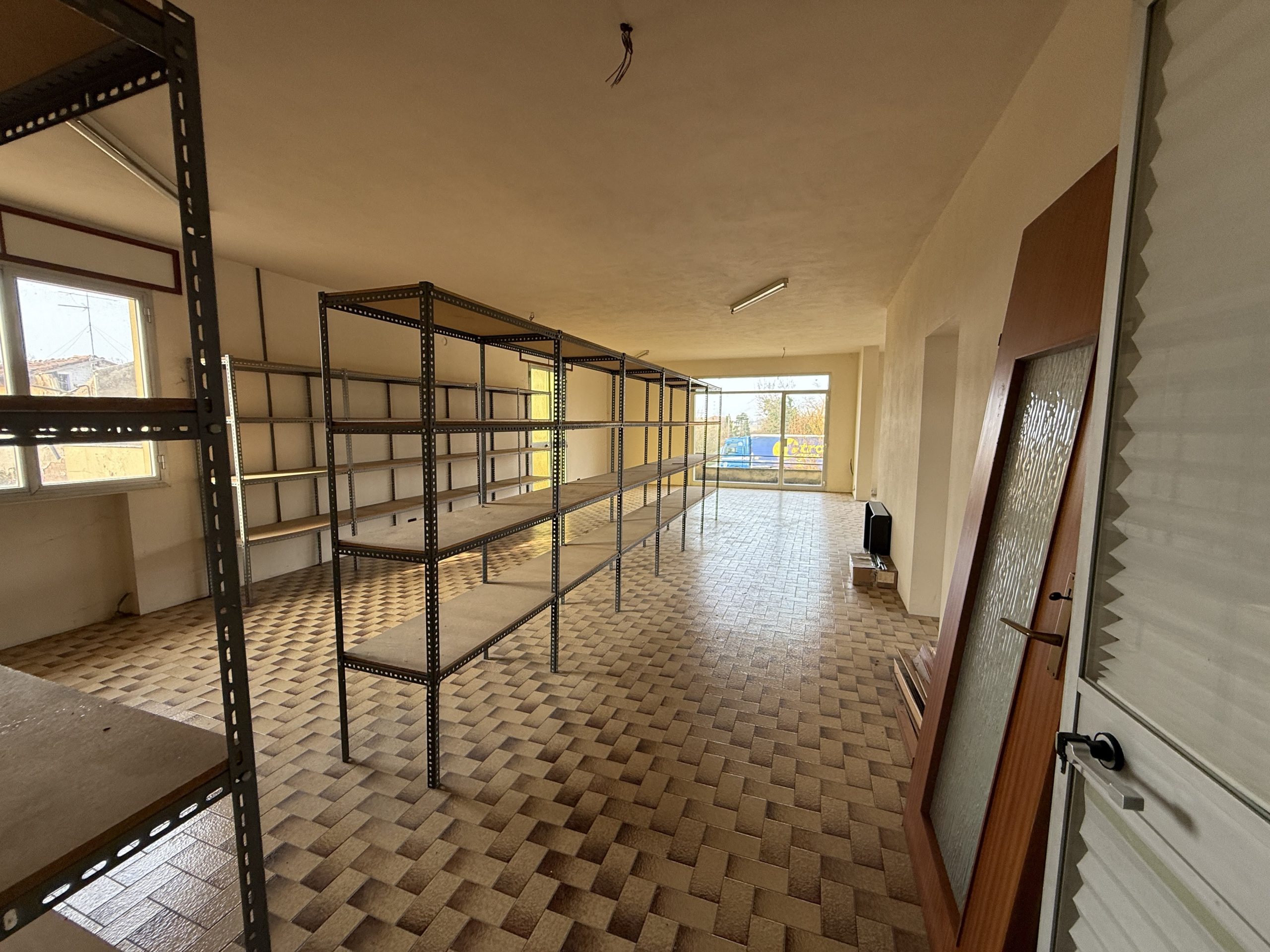 Negozio con magazzino su strada