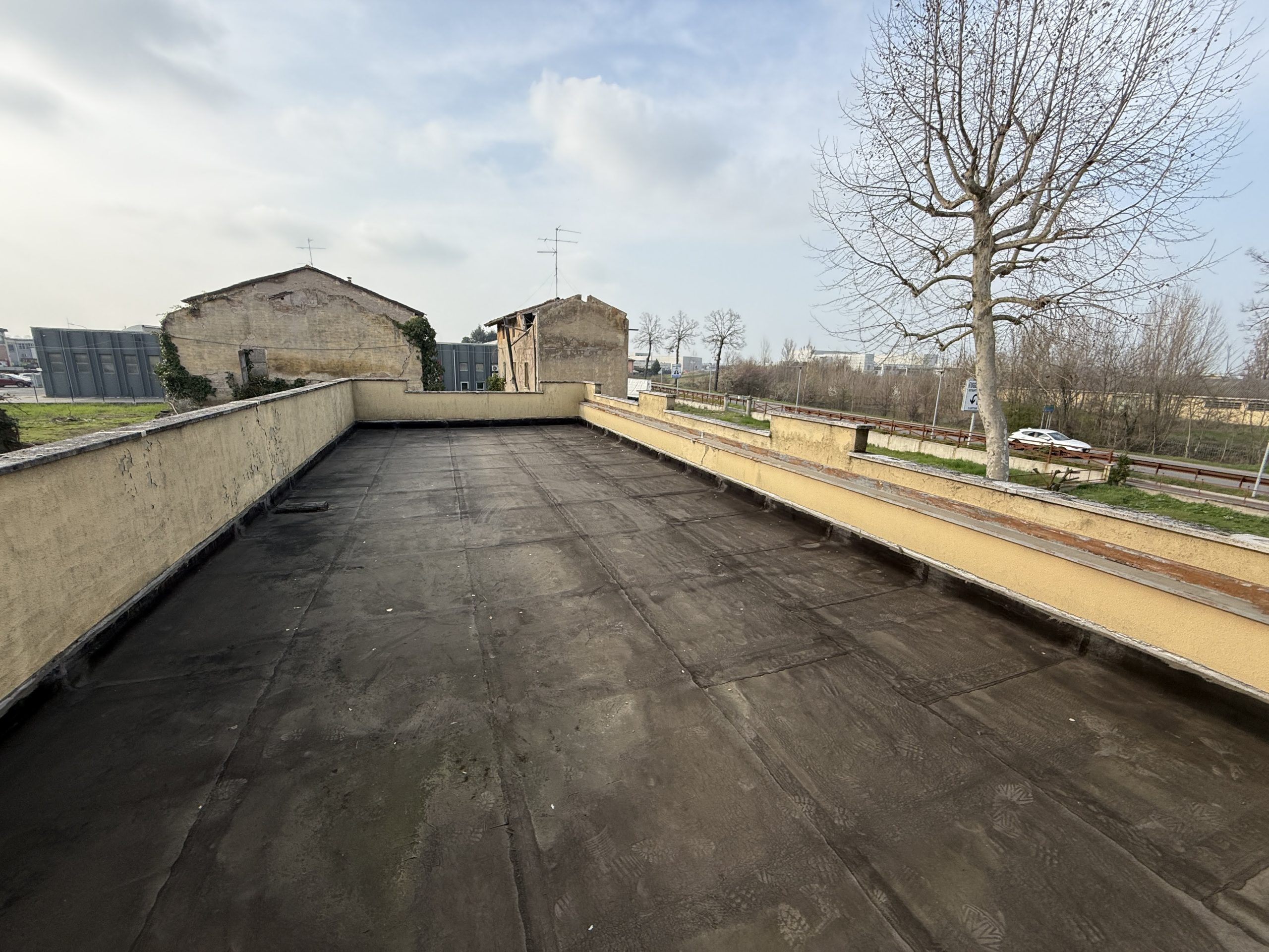Negozio con magazzino su strada