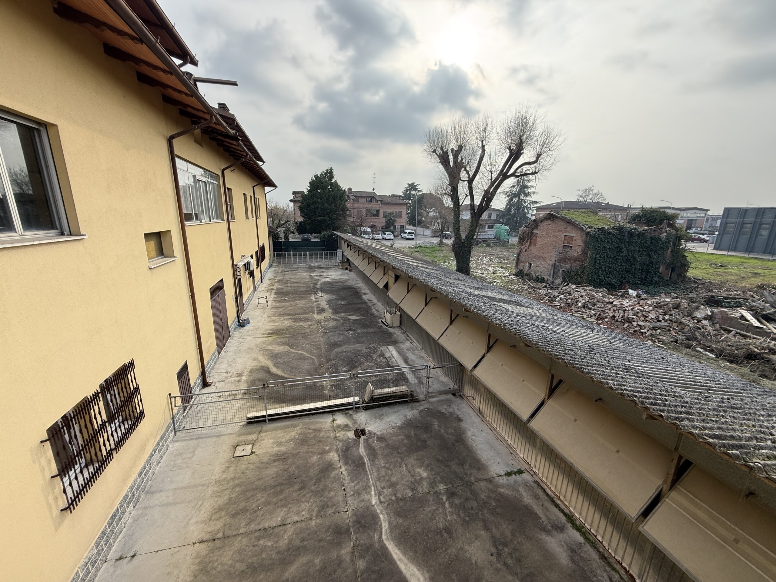 Negozio con magazzino su strada