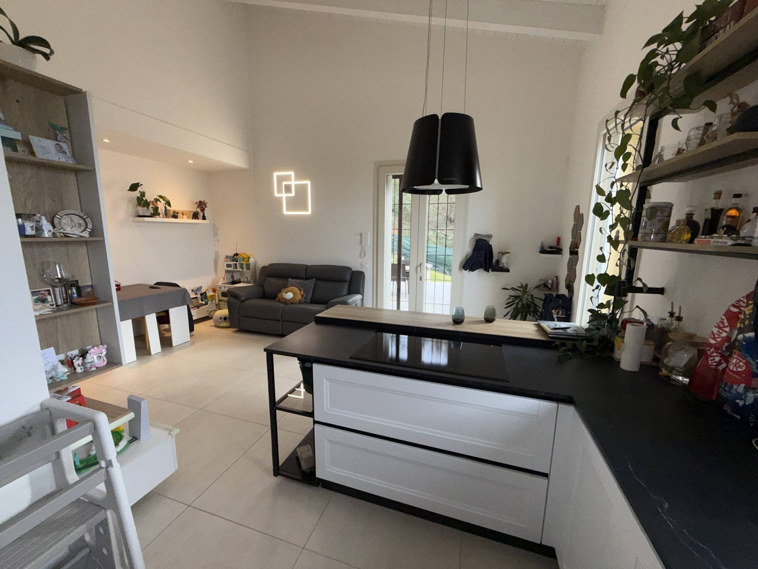 Appartamento indipendente con giardino privato Appartamento indipendente con giardino privato