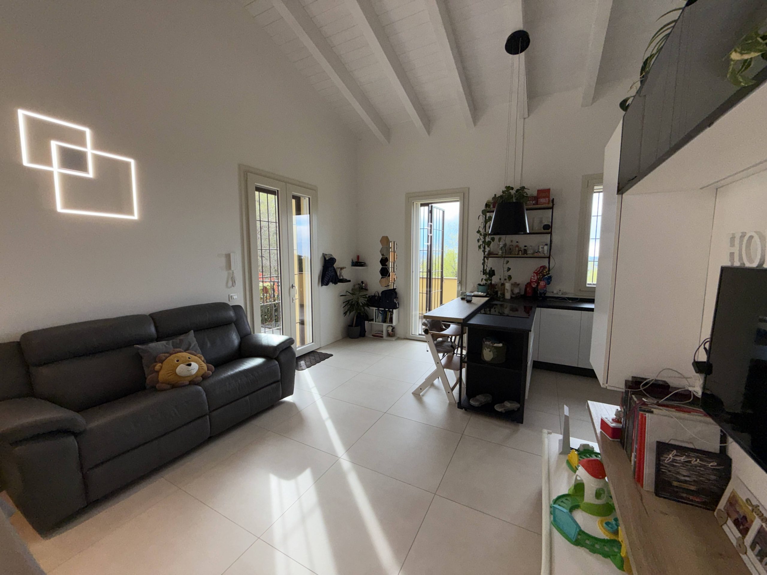 Appartamento indipendente con giardino privato Appartamento indipendente con giardino privato