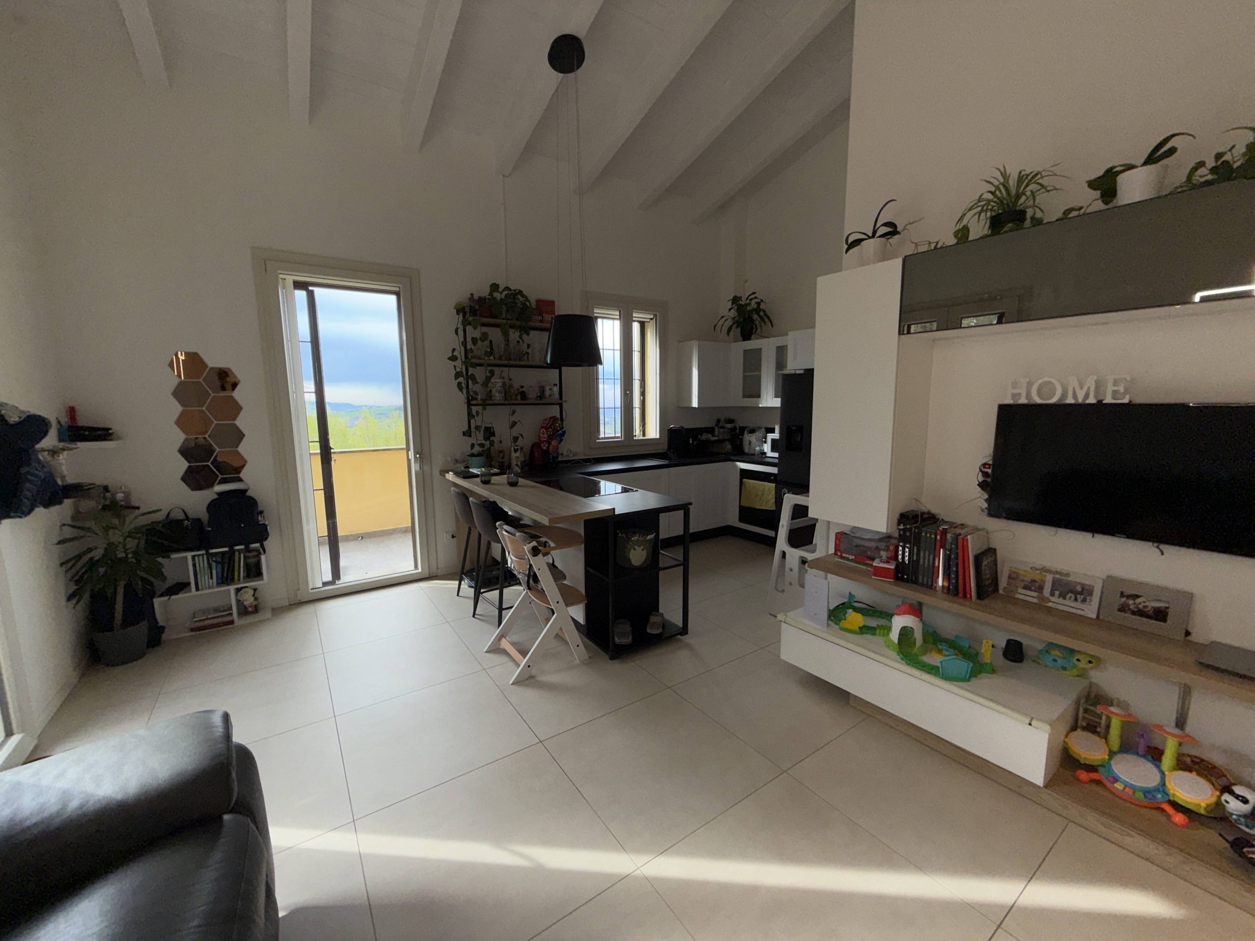 Appartamento indipendente con giardino privato Appartamento indipendente con giardino privato