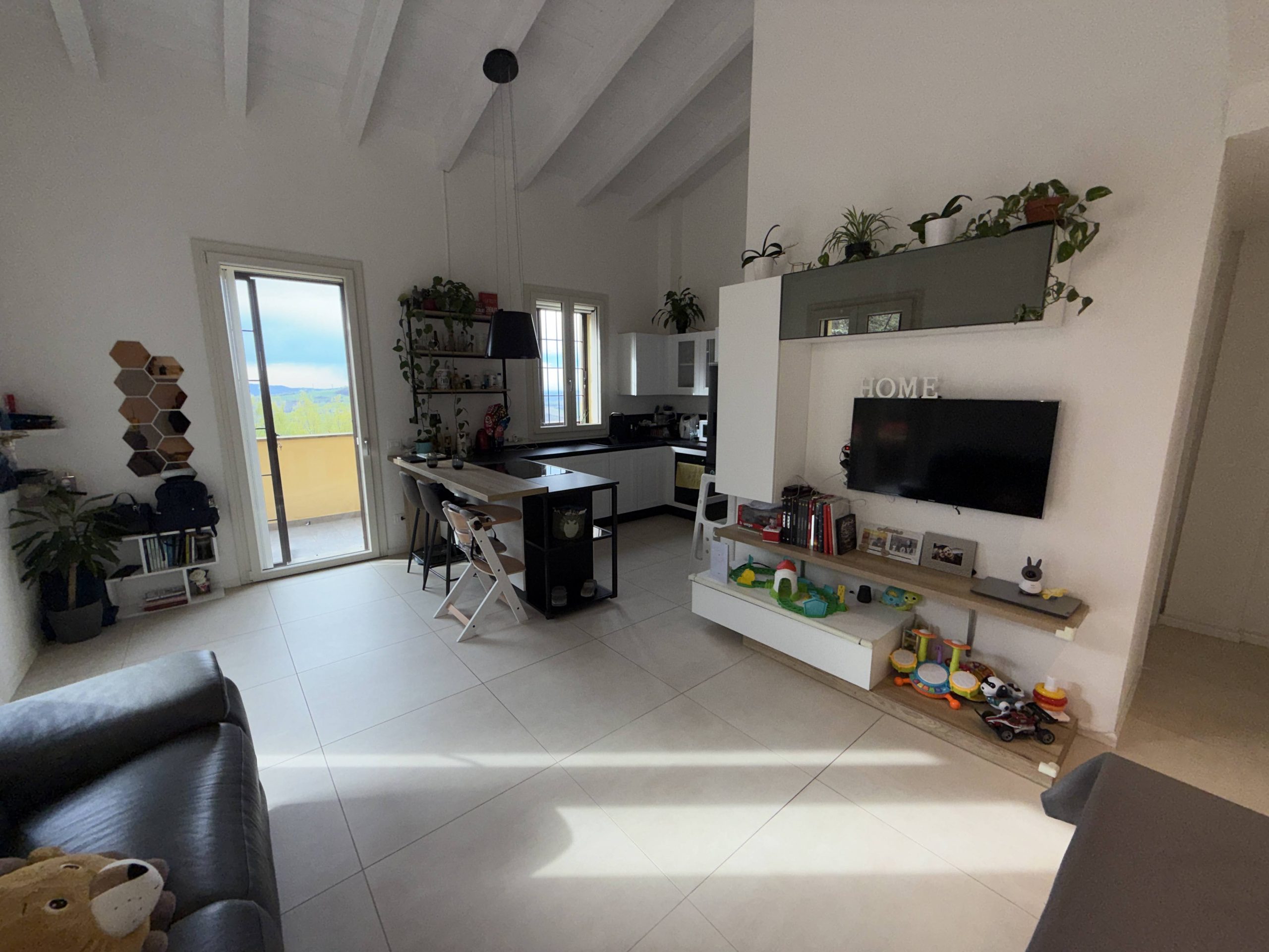 Appartamento indipendente con giardino privato Appartamento indipendente con giardino privato