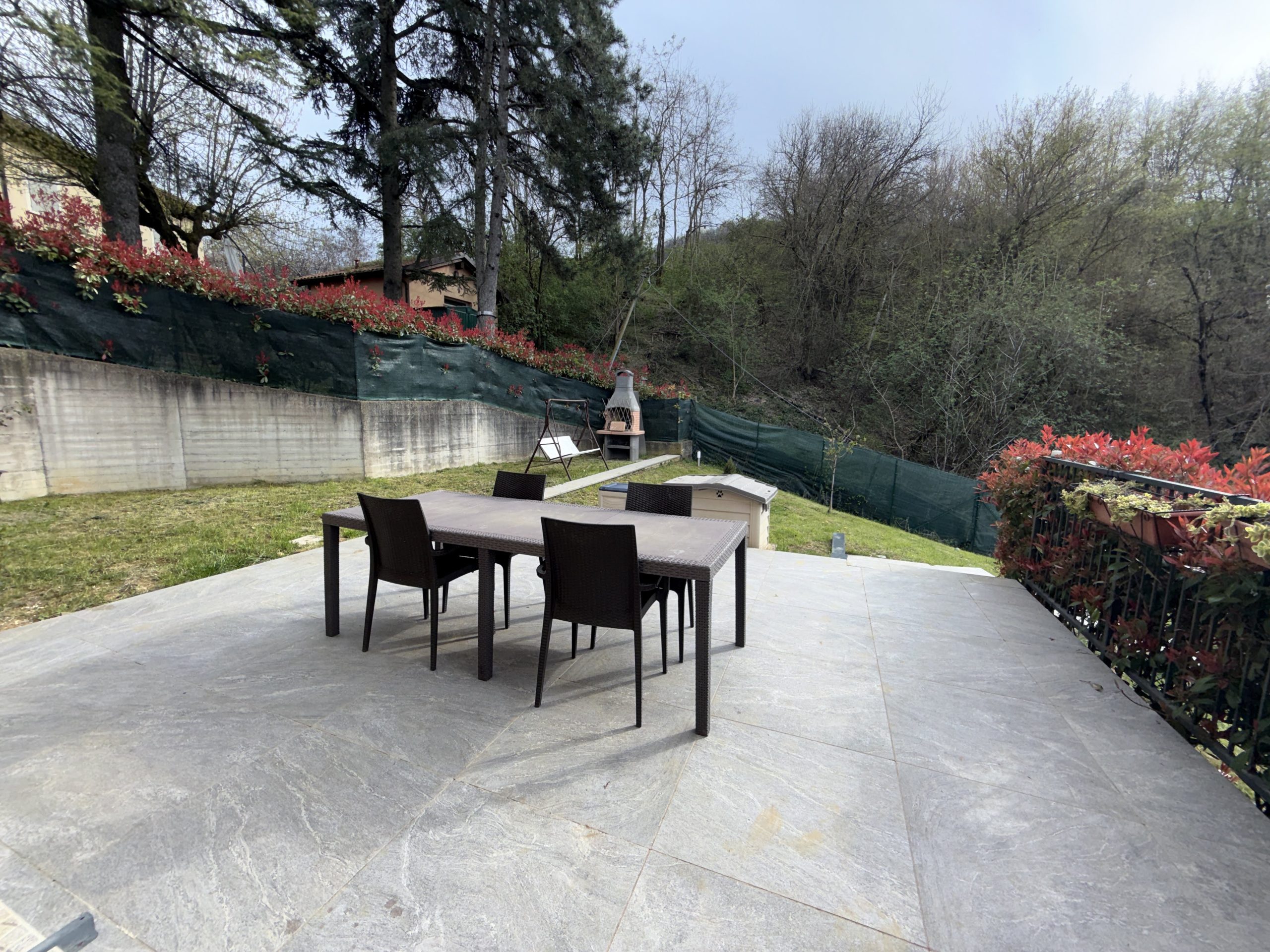 Appartamento indipendente con giardino privato Appartamento indipendente con giardino privato