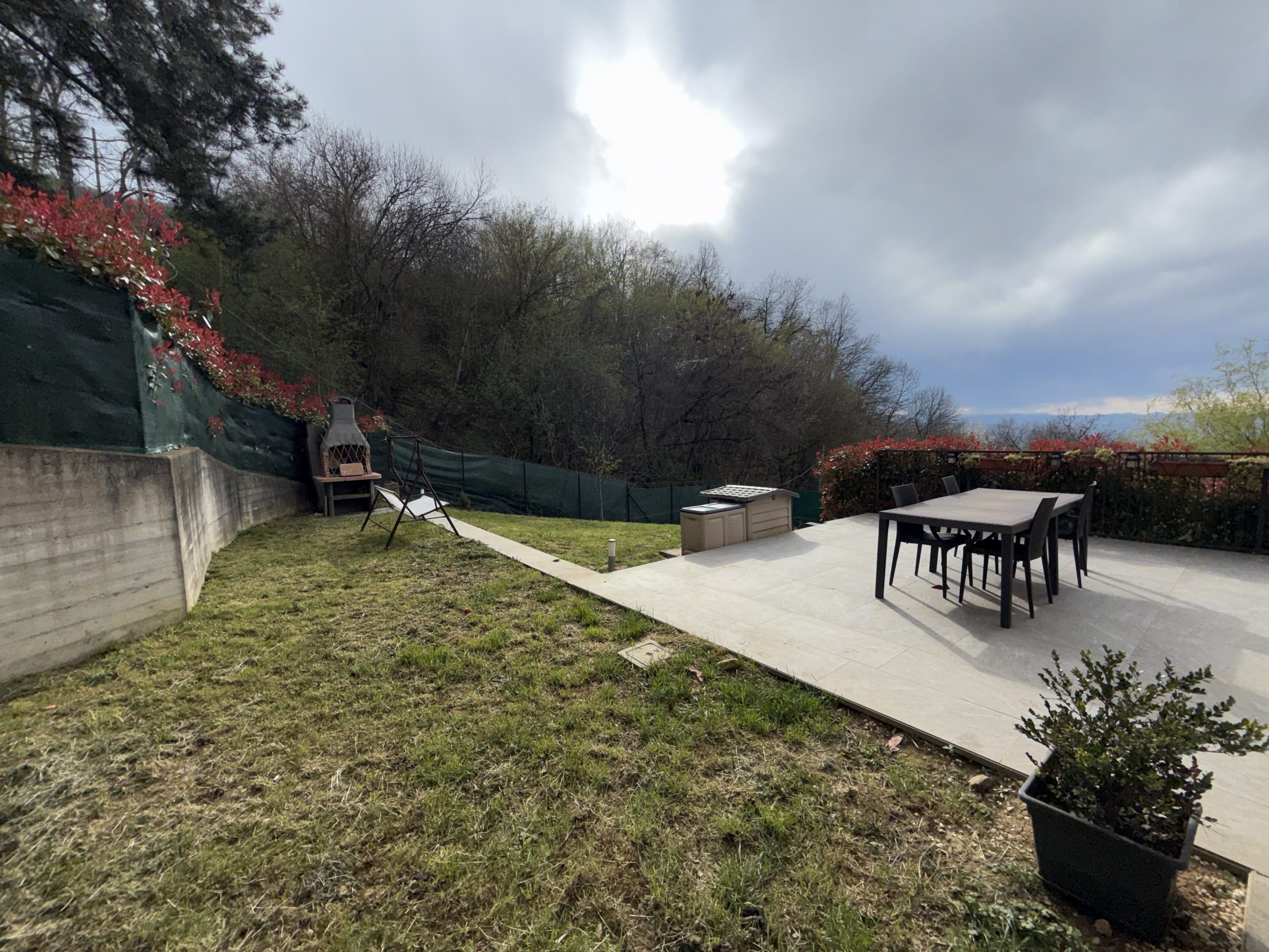 Appartamento indipendente con giardino privato Appartamento indipendente con giardino privato