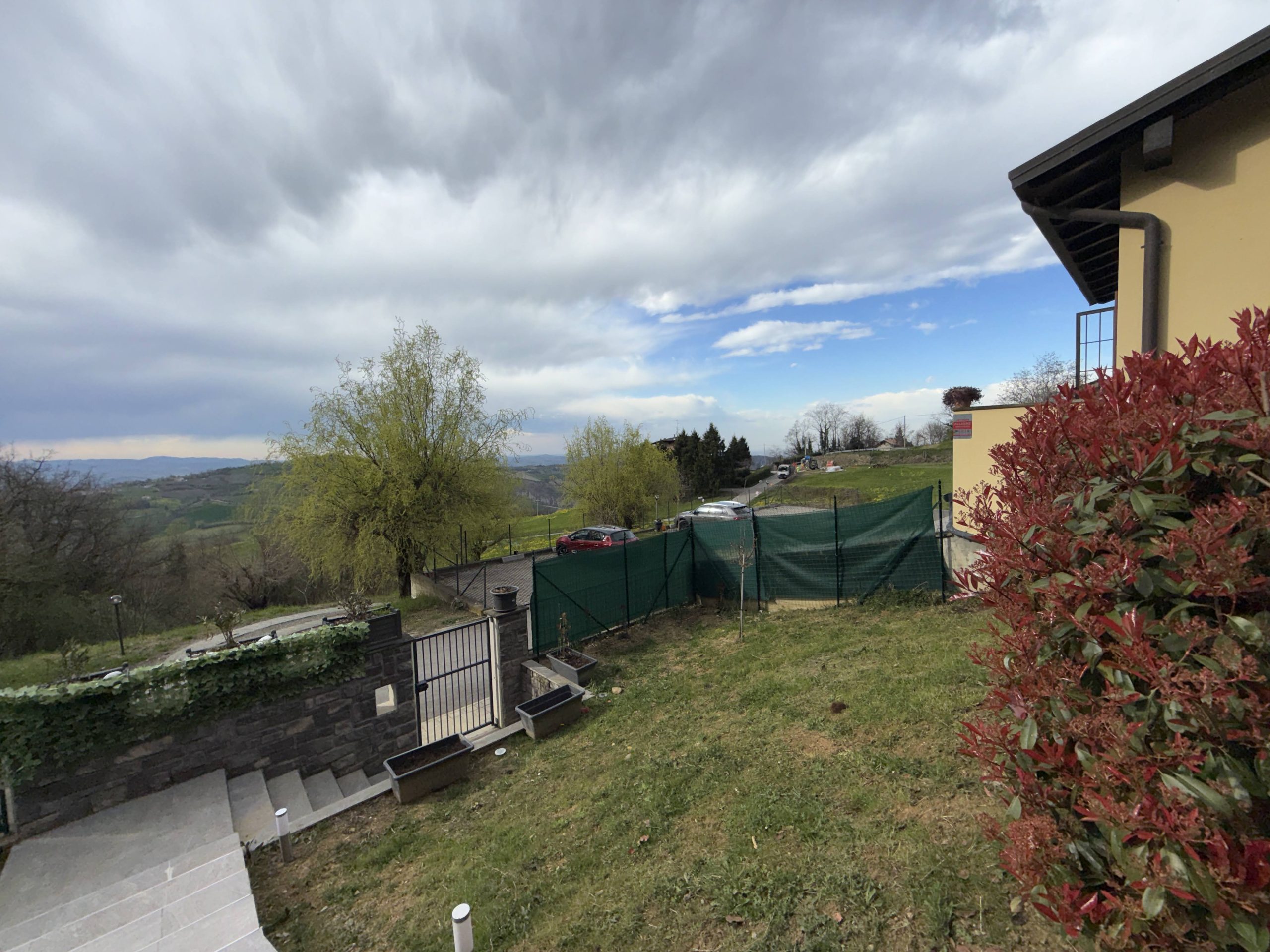 Appartamento indipendente con giardino privato Appartamento indipendente con giardino privato