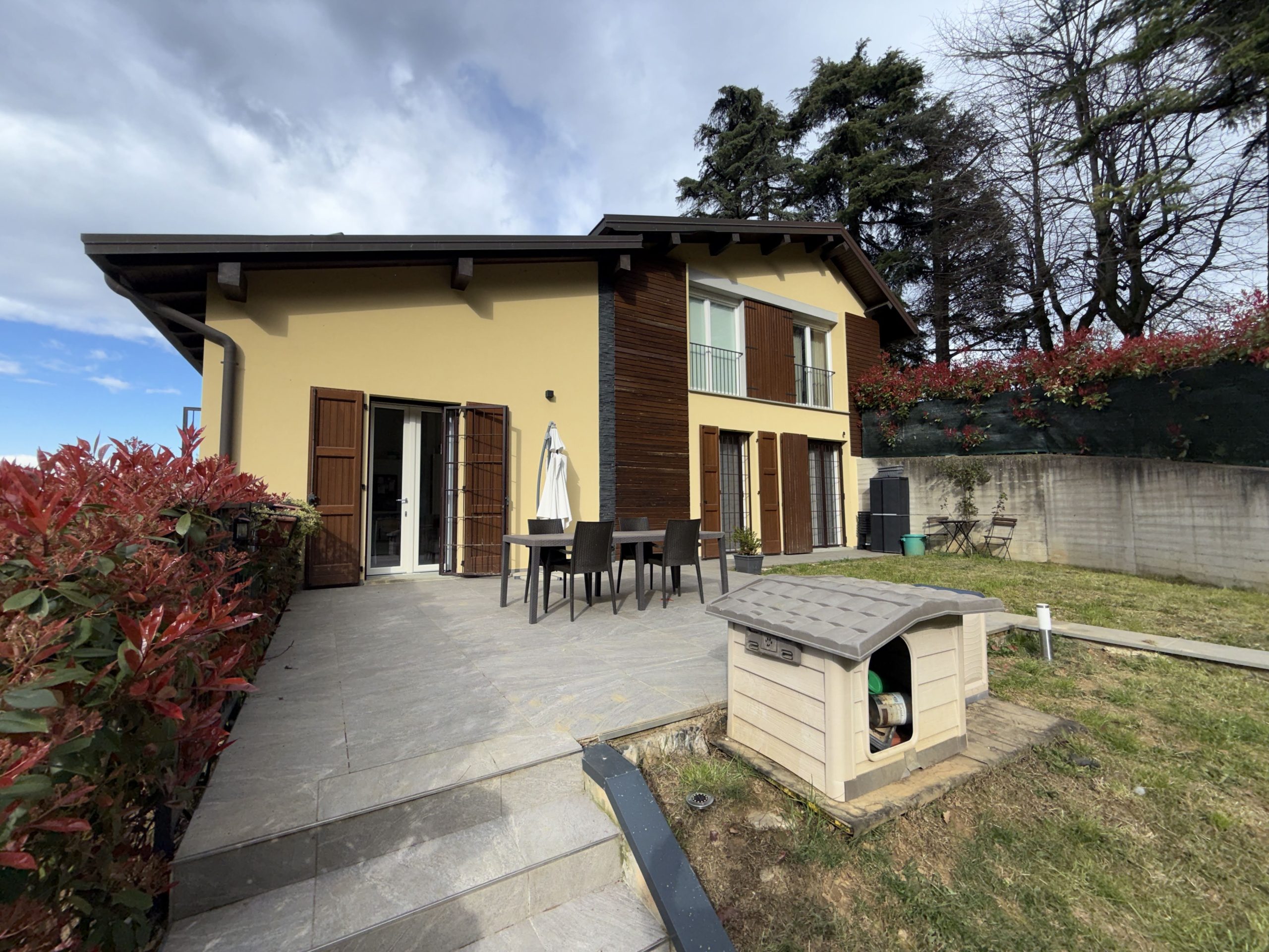 Appartamento indipendente con giardino privato Appartamento indipendente con giardino privato