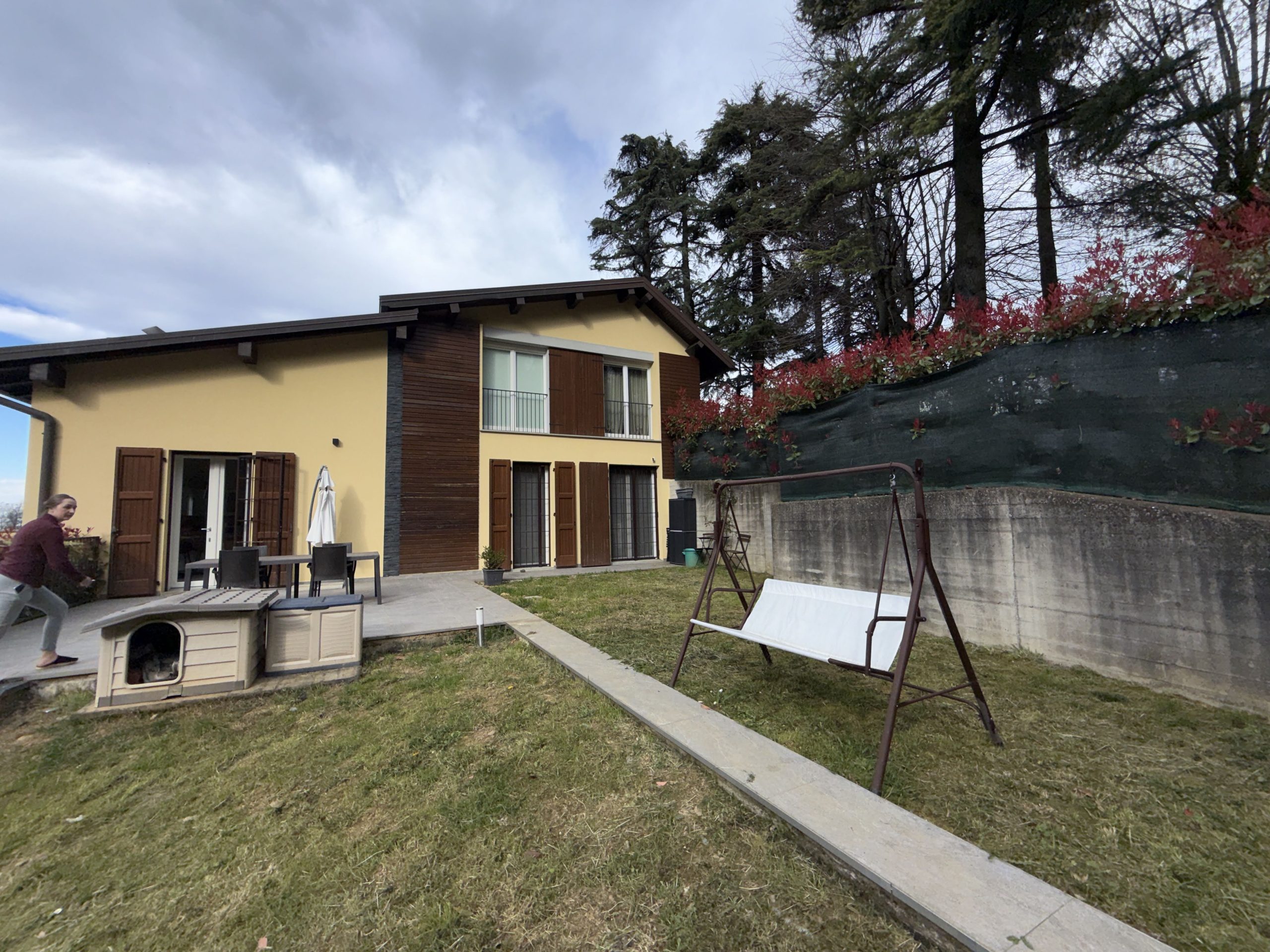 Appartamento indipendente con giardino privato Appartamento indipendente con giardino privato