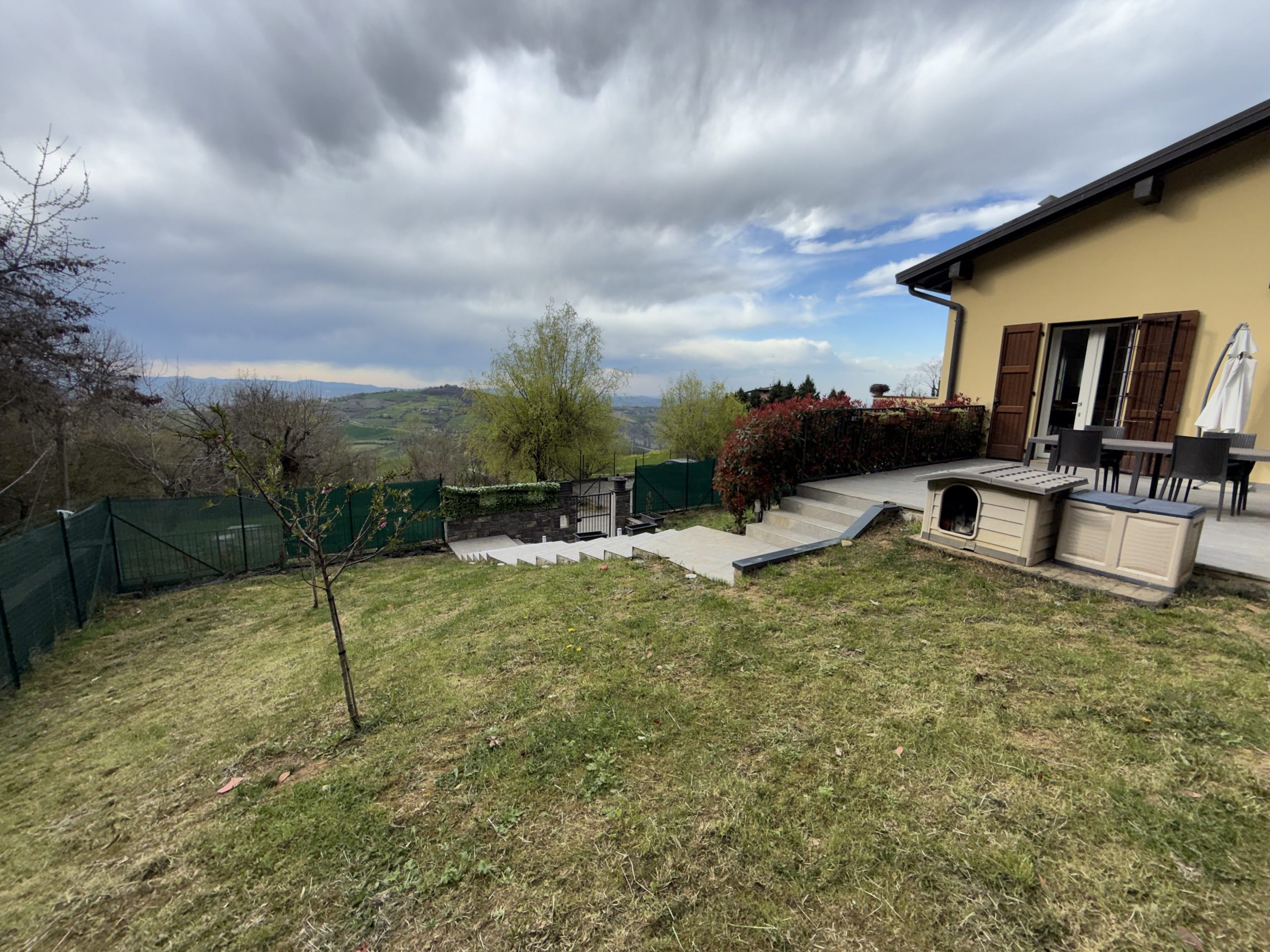 Appartamento indipendente con giardino privato Appartamento indipendente con giardino privato