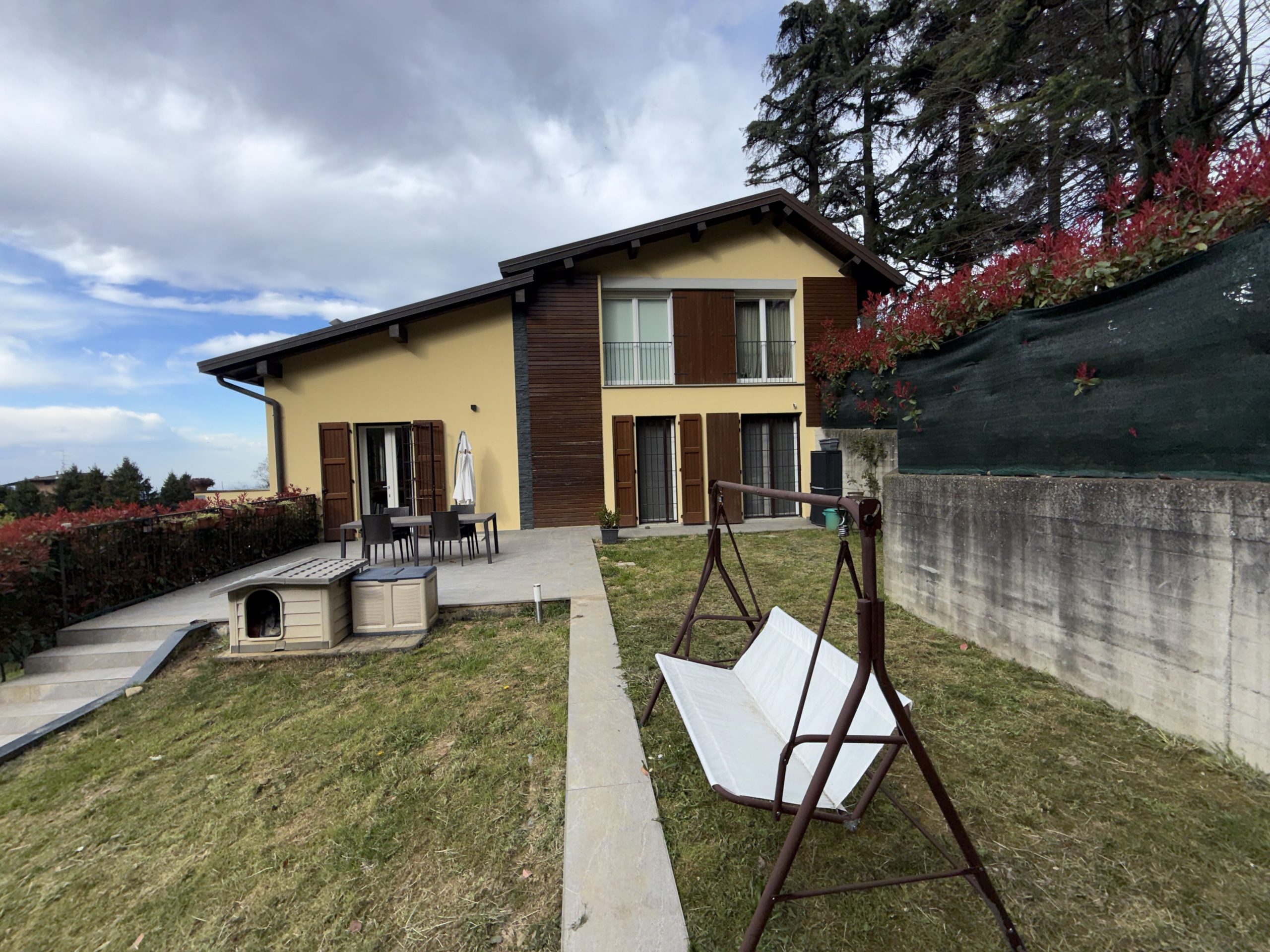 Appartamento indipendente con giardino privato Appartamento indipendente con giardino privato