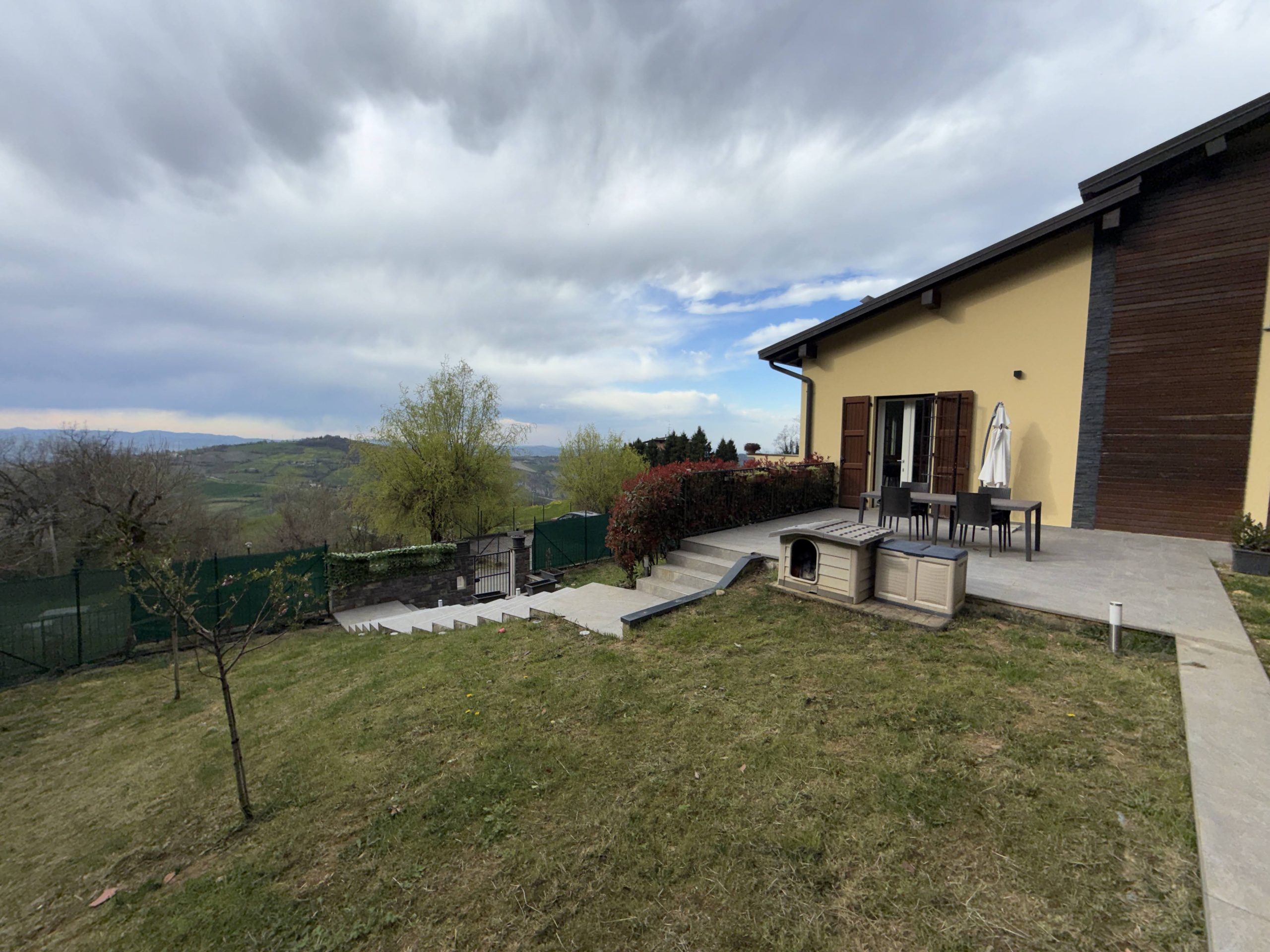 Appartamento indipendente con giardino privato Appartamento indipendente con giardino privato