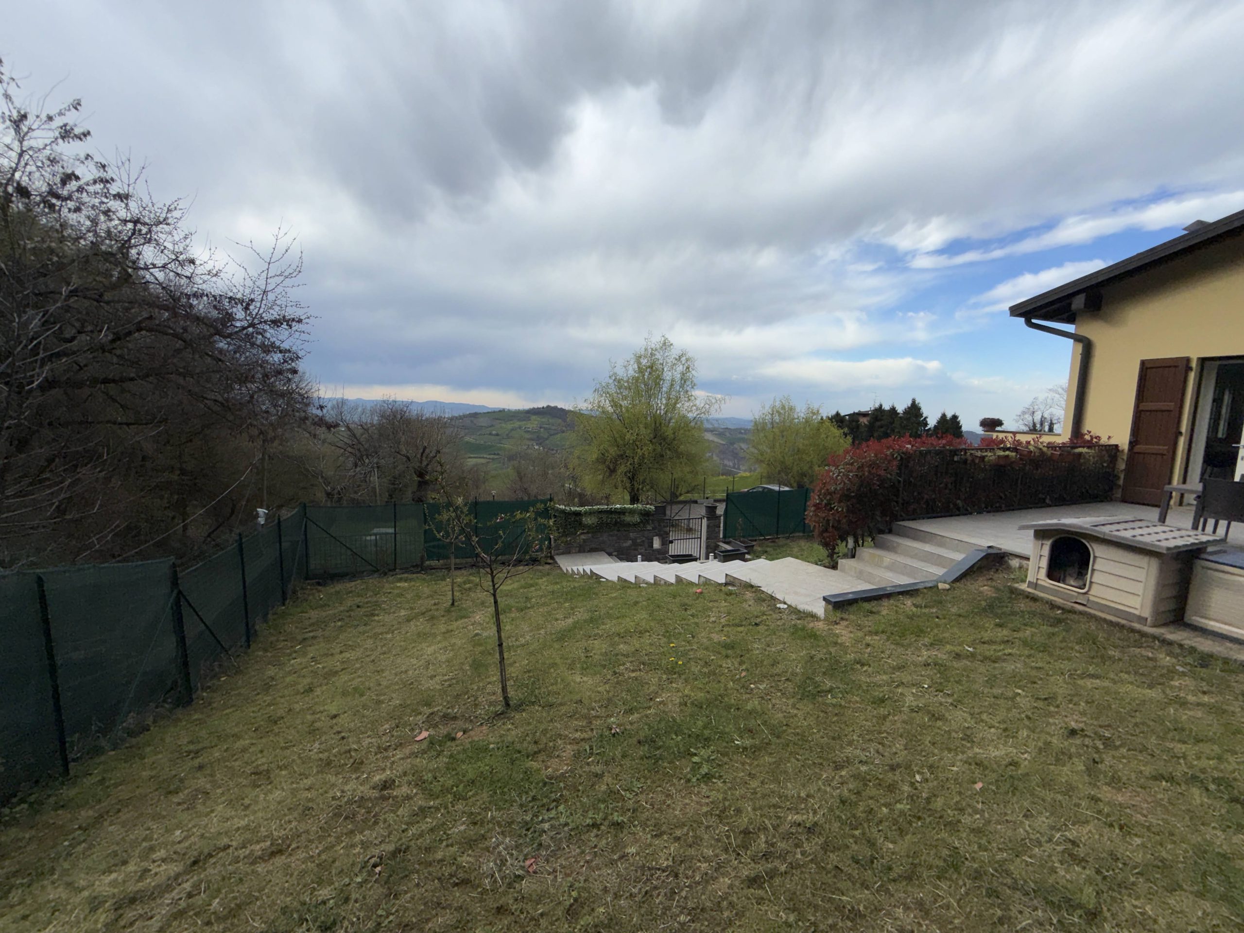 Appartamento indipendente con giardino privato Appartamento indipendente con giardino privato