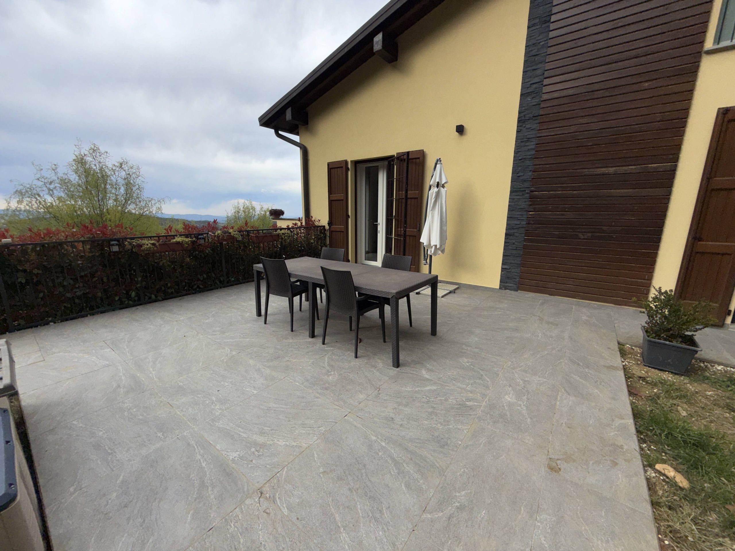 Appartamento indipendente con giardino privato Appartamento indipendente con giardino privato