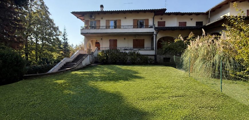Splendida Porzione di Bifamiliare con Giardino Privato Splendida Porzione di Bifamiliare con Giardino Privato